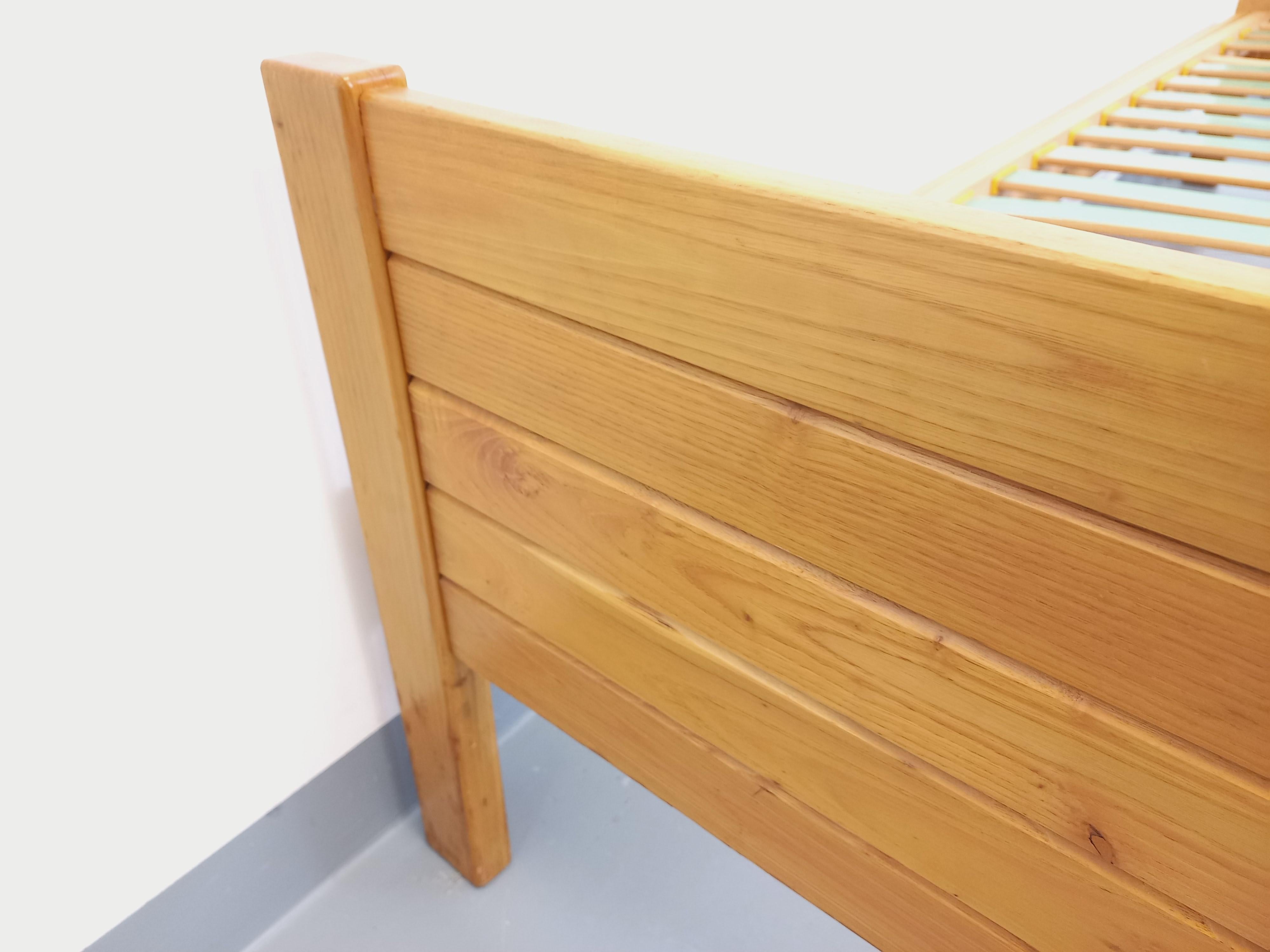 Lit vintage des années 60 70, pour 1 personne, attribuée à Mountain Design pour la station de montagne Les Arcs, en bois de frêne, beau design dans le goût de Charlotte Perriand, avec sommier Wifor. Bon état général avec quelques marques et signes