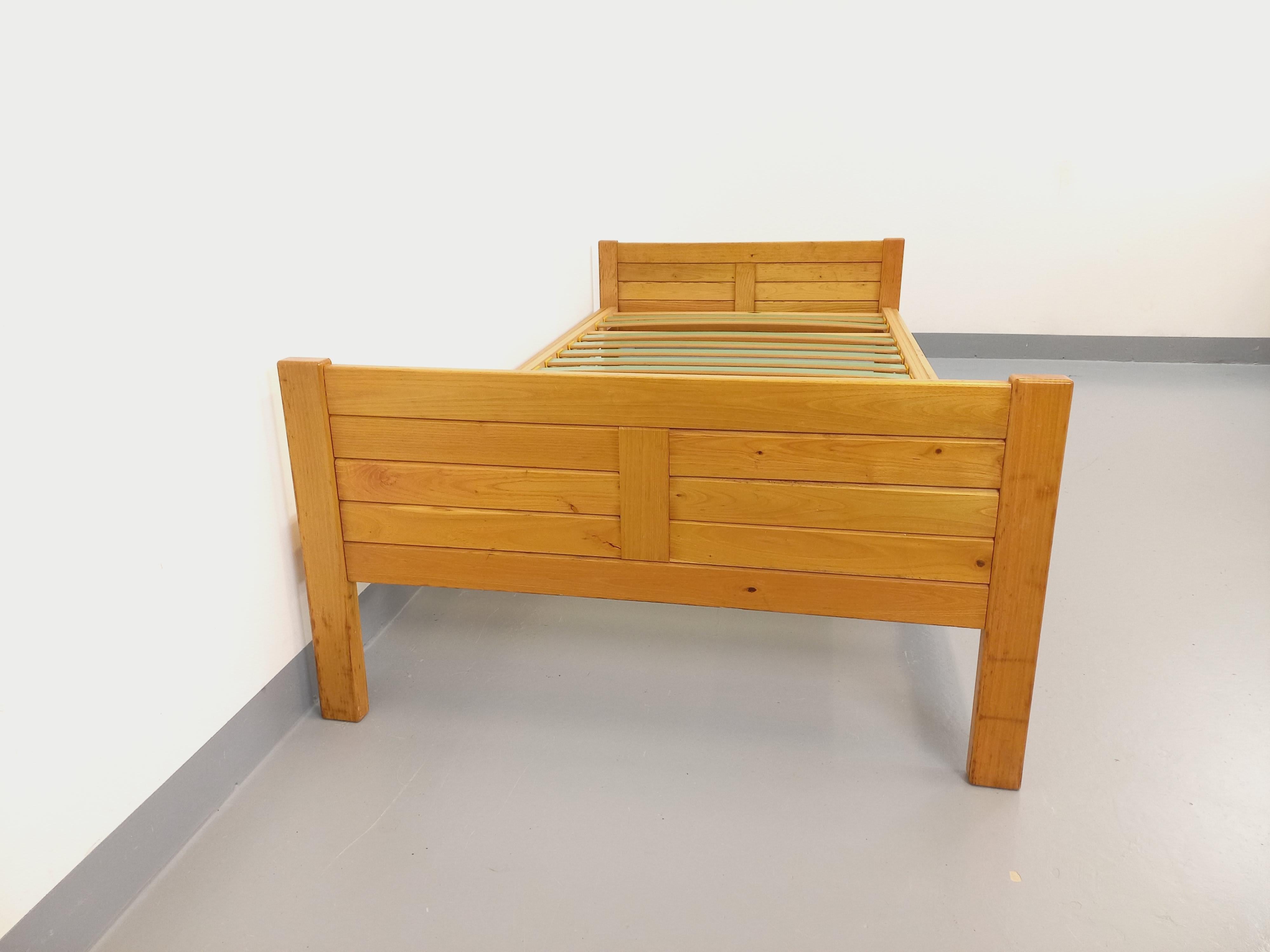 Lit vintage Mountain Design Les Arcs en bois de frêne des années 60 70 For Sale 2