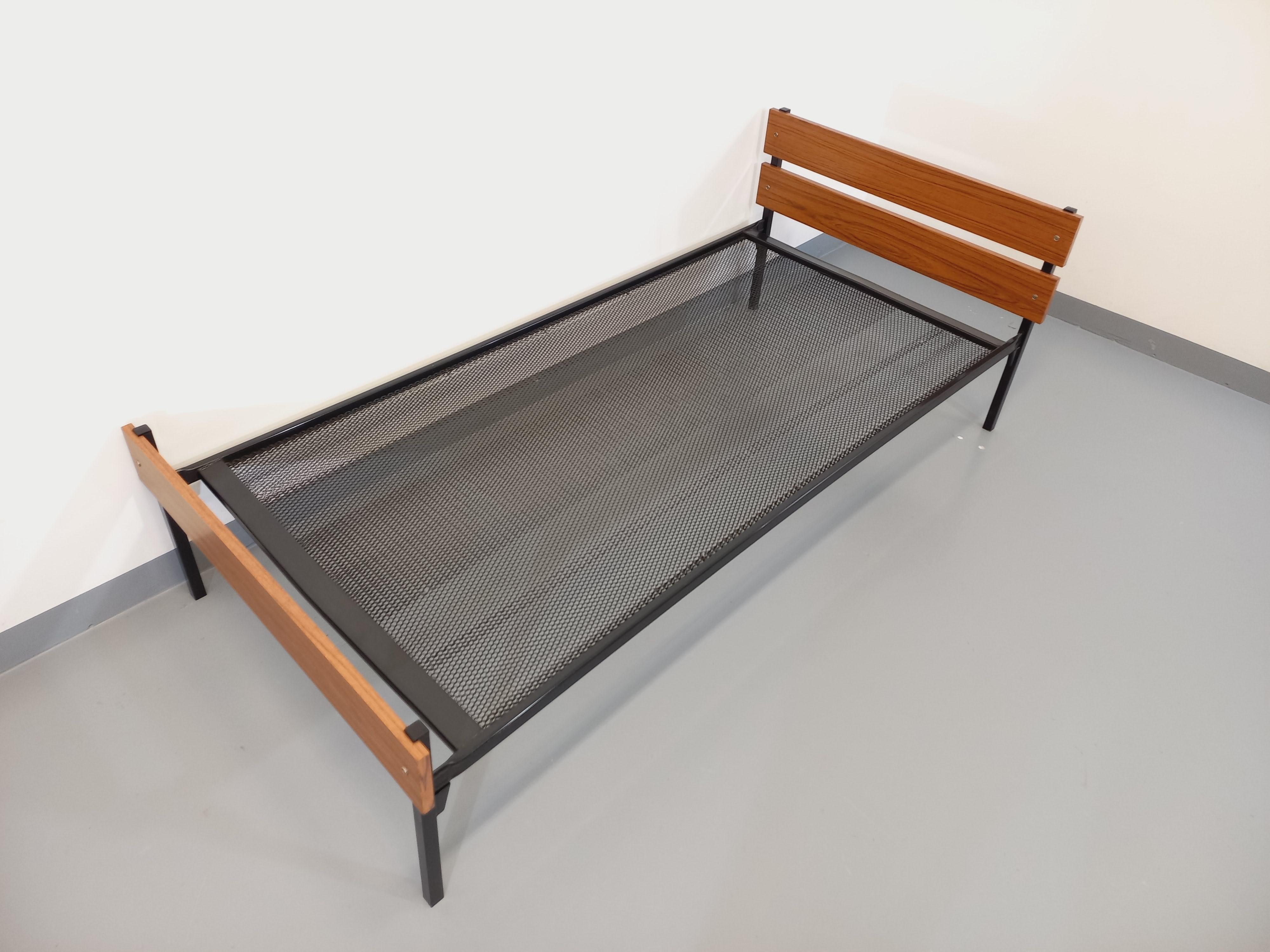 Lit 1 personne vintage style moderniste des années 60, attribué à la marque hollandaise DICO, en formica style teck, structure et pieds en métal gris foncé, sommier à treillis métallique, très bon état. Dimensions du couchage : L 190 x l 90.
Ref 230