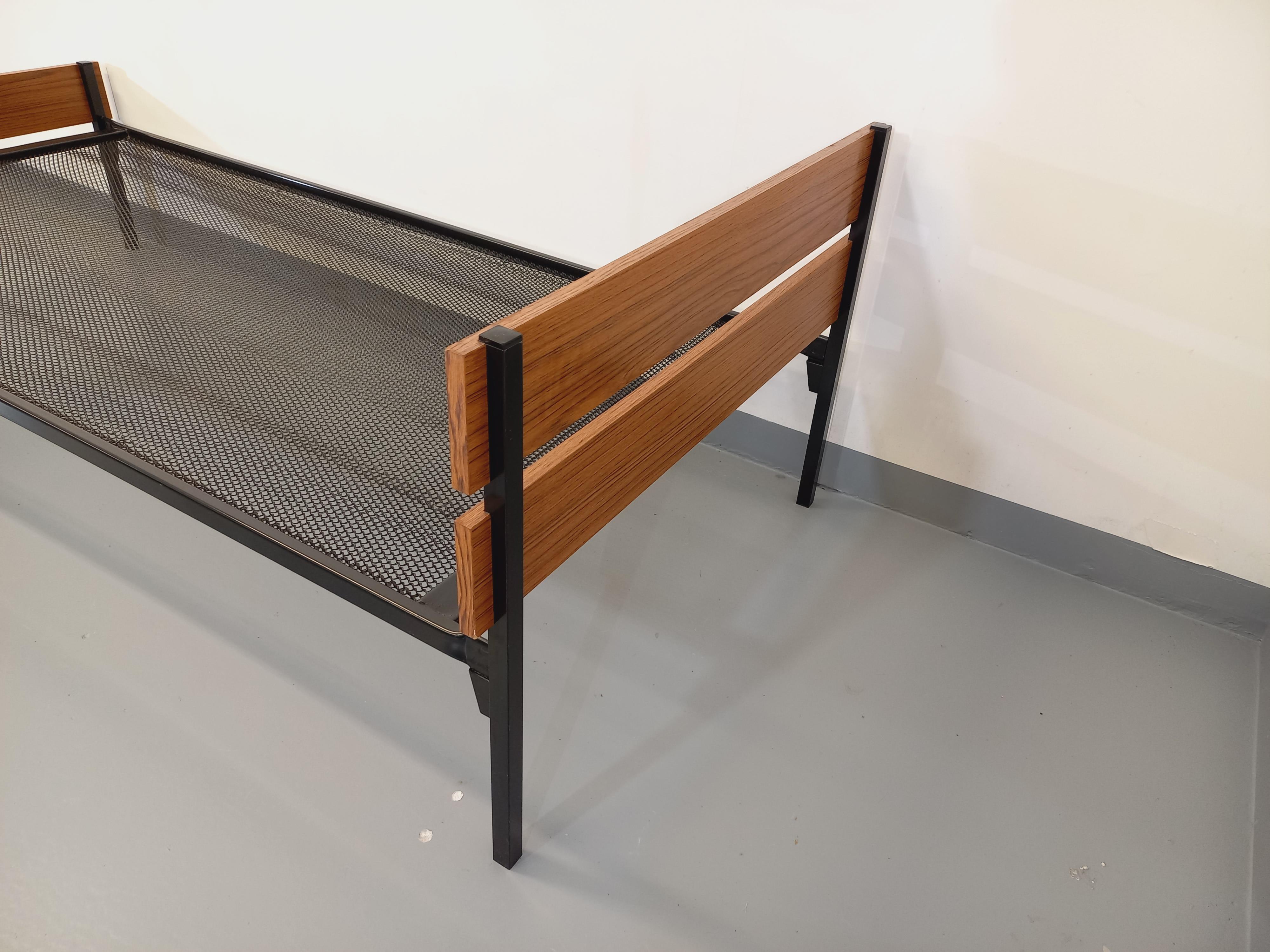 Lit vintage style moderniste en métal et formica type teck des années 60 For Sale 2