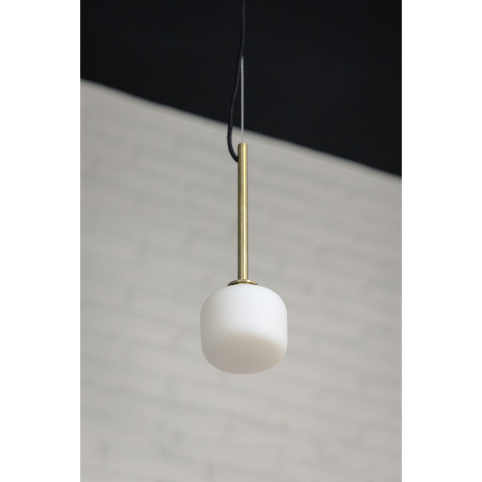 Lita Pendelleuchte aus gebürstetem Messing mit Opal-Zylinderglas von Nuumbra (Moderne) im Angebot