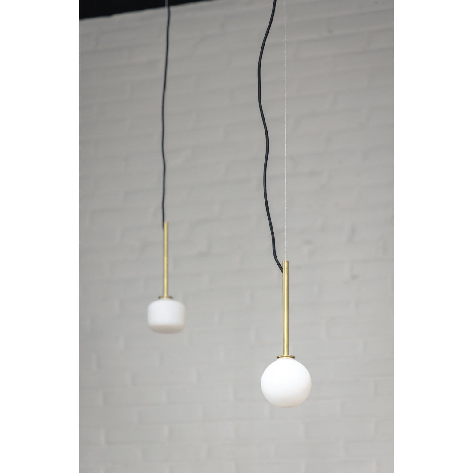 Lita Pendelleuchte aus gebürstetem Messing mit Opal-Zylinderglas von Nuumbra (Gebürstet) im Angebot