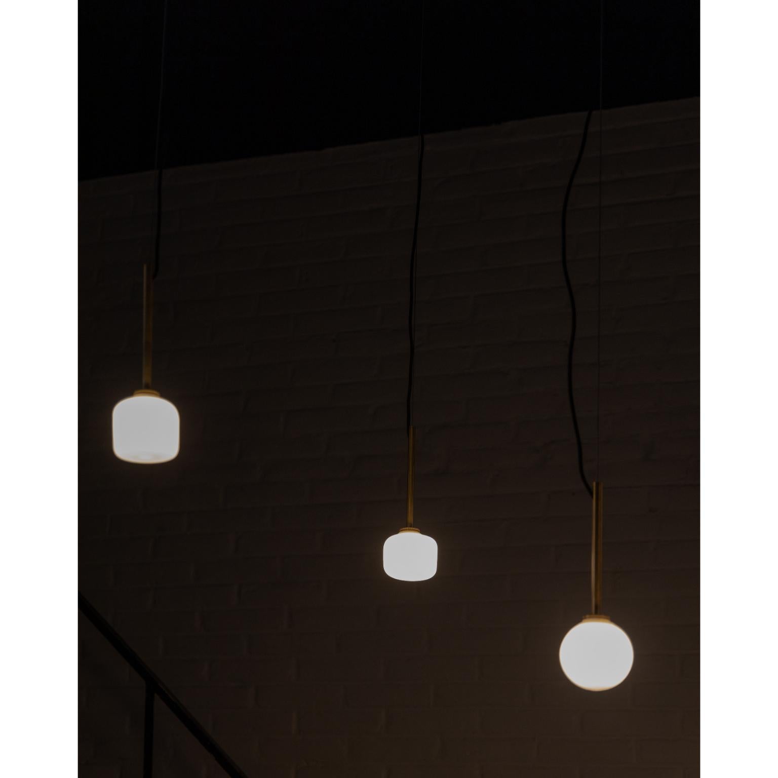 Lita Lighting, apparecchio a sospensione in ottone spazzolato con vetro opalino di Nuumbra In condizioni Nuovo in vendita a Geneve, CH