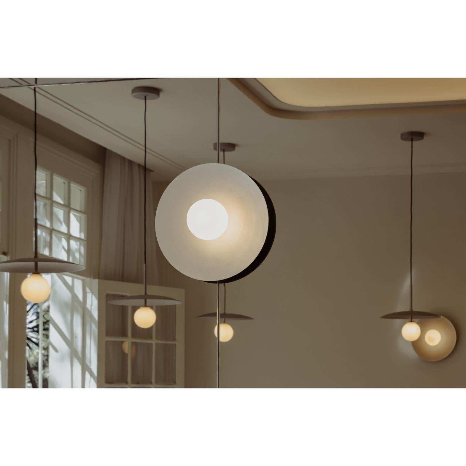 XXI secolo e contemporaneo Lita Lighting, apparecchio a sospensione in ottone spazzolato con vetro opalino di Nuumbra in vendita