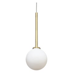 Lita Lighting, apparecchio a sospensione in ottone spazzolato con vetro opalino di Nuumbra