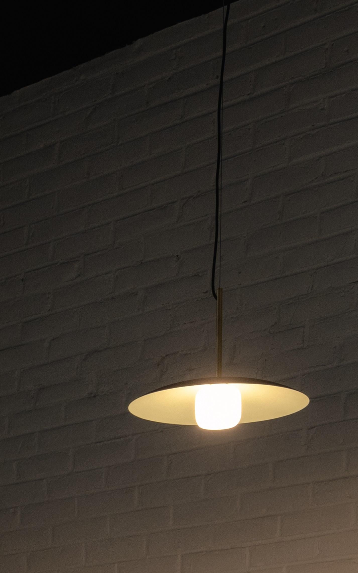 Moderno Lampada a sospensione Lita con paralume a ciotola e vetro opalino di Nuumbra in vendita