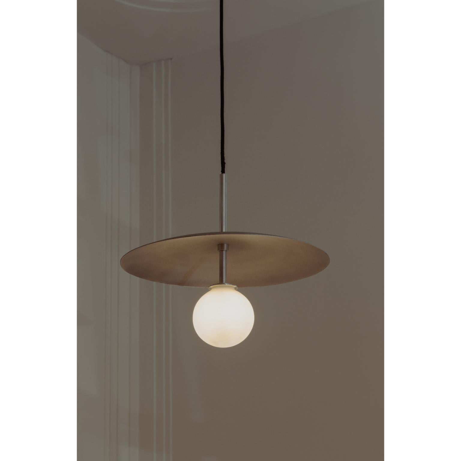 Moderno Lampada a sospensione Lita con paralume a cono e vetro opalino di Nuumbra in vendita