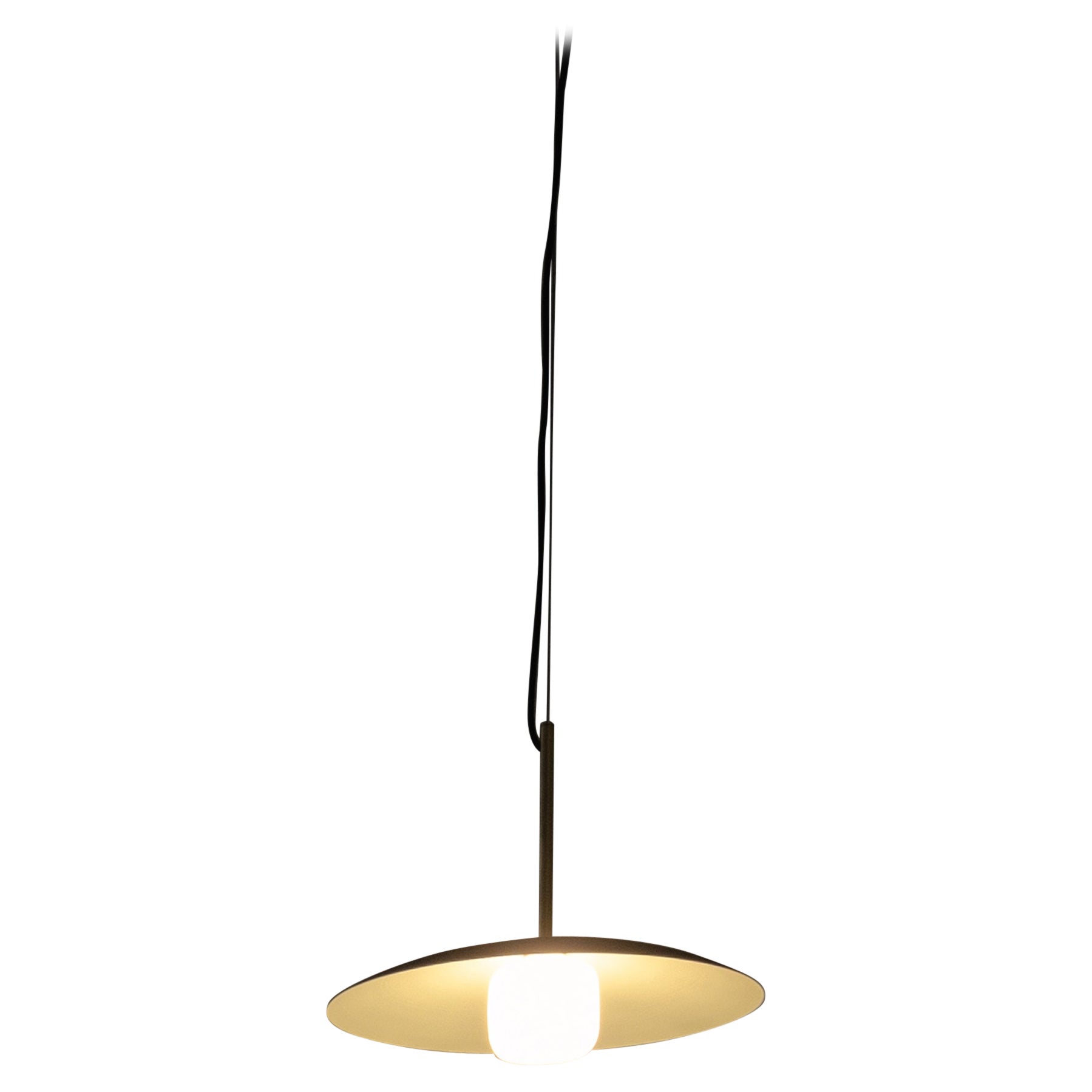 Lampada a sospensione Lita con paralume a cono e vetro opalino di Nuumbra