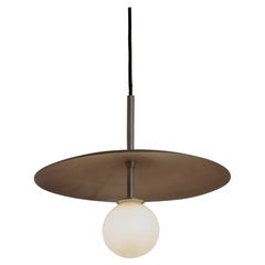 Lampada a sospensione Lita con paralume a piastra e vetro opalino di Nuumbra