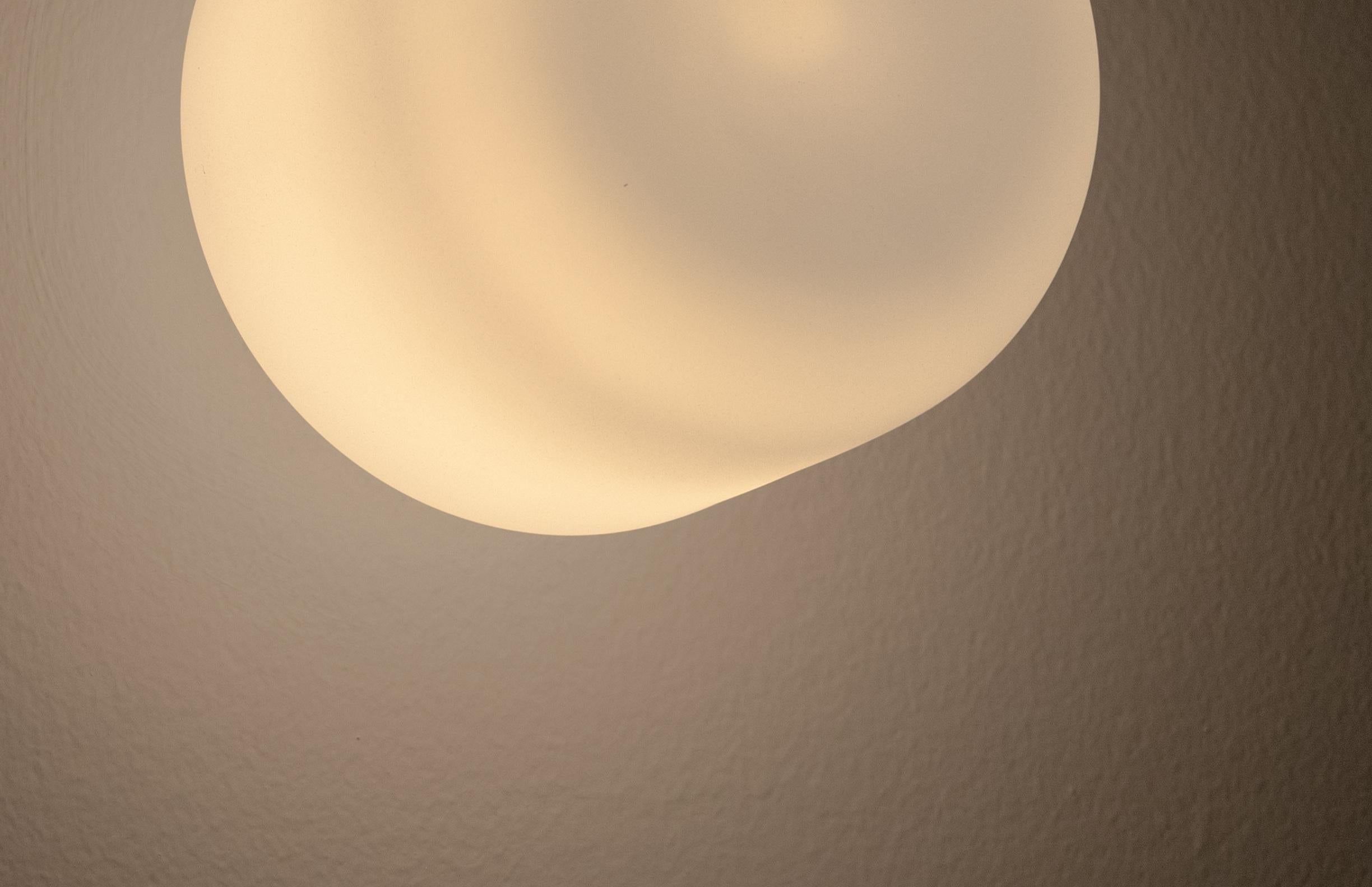 Aplique de pared Lita en latón cepillado con cristal cilíndrico opalino by Nuumbra Moderno en venta