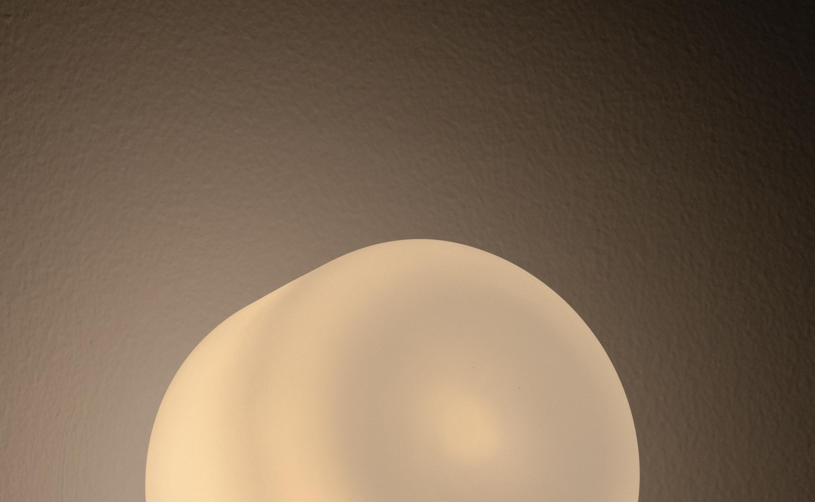 Aplique de pared Lita en latón cepillado con cristal cilíndrico opalino by Nuumbra Mexicano en venta