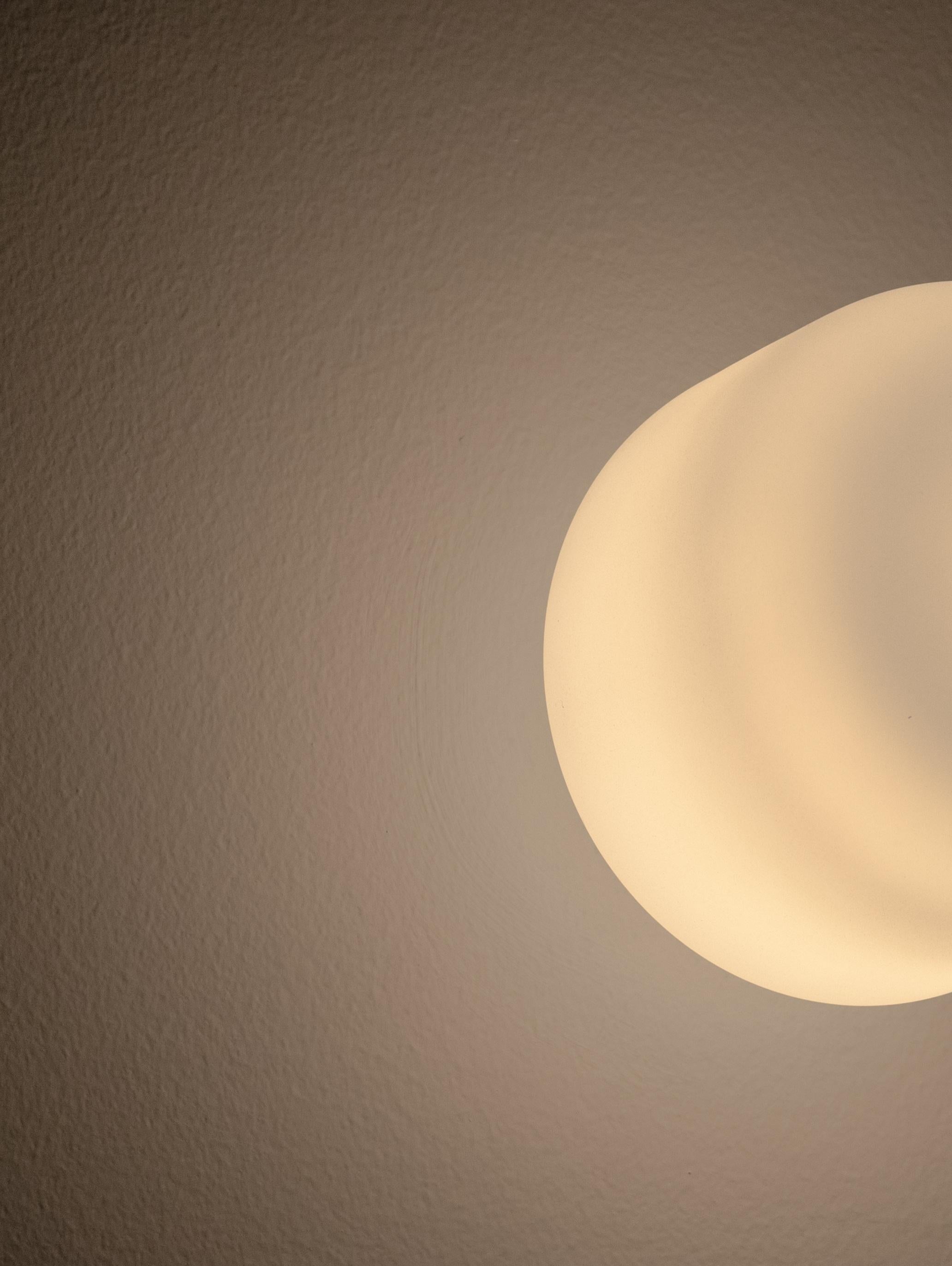 Aplique de pared Lita en latón cepillado con cristal cilíndrico opalino by Nuumbra Ennegrecido en venta