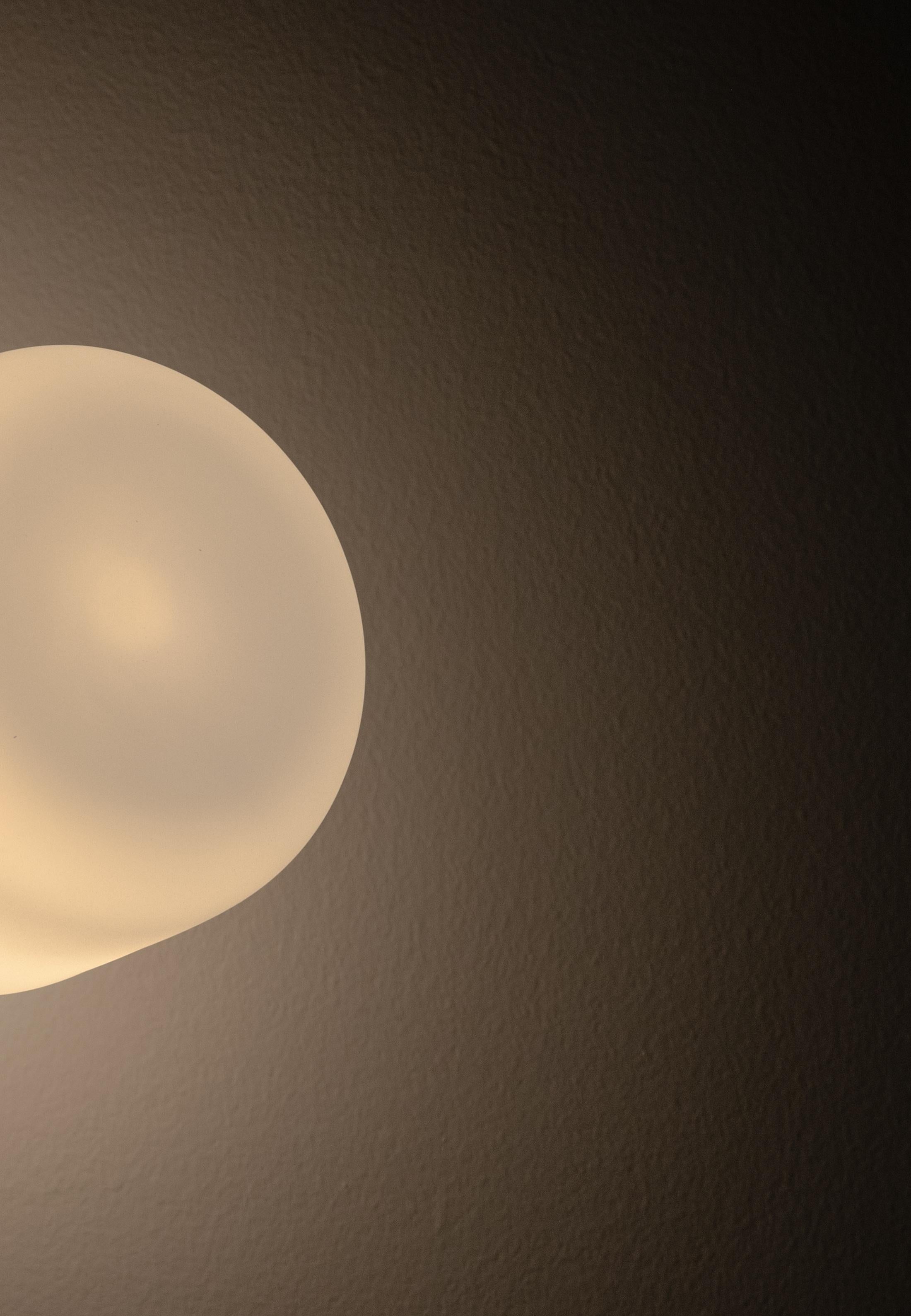 Aplique de pared Lita en latón cepillado con cristal cilíndrico opalino by Nuumbra en Nuevo estado para la venta en Geneve, CH