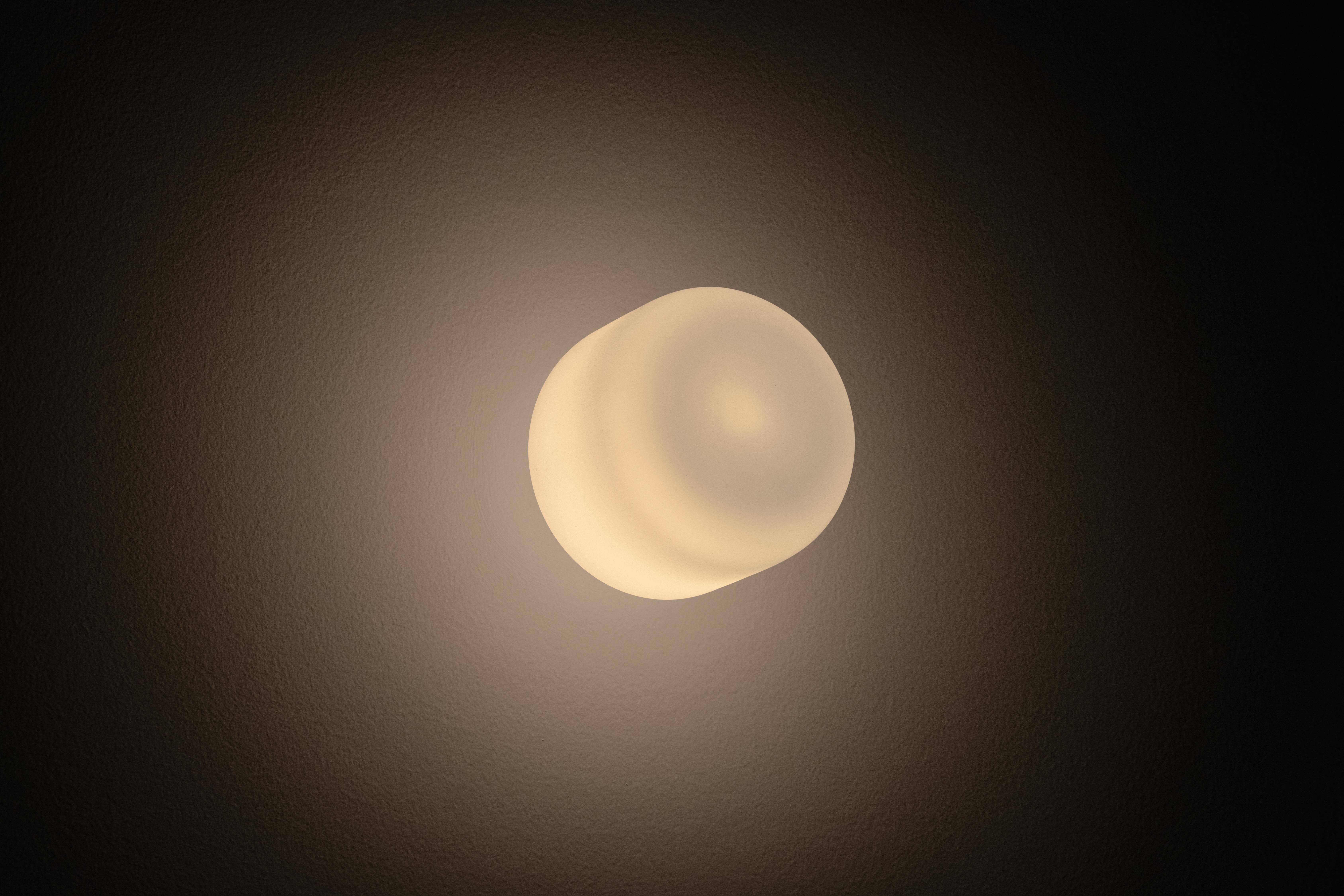 Aplique de pared Lita en latón cepillado con cristal cilíndrico opalino by Nuumbra Siglo XXI y contemporáneo en venta