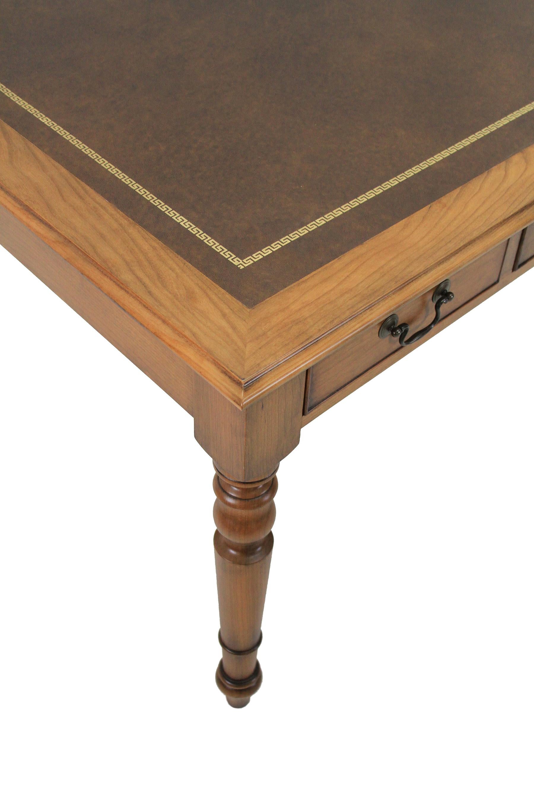 Litchfield-Schreibtisch aus Kirschbaumholz mit Lederintarsienplatte und perlenbesetzten Schubladen (Amerikanische Klassik) im Angebot