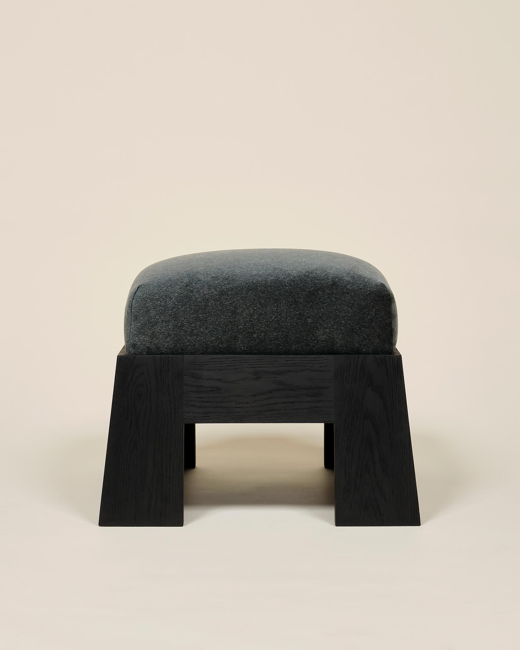 Collection Sal par Lynnea Jean

Cette pièce exquise est un mélange harmonieux de design contemporain et de savoir-faire artisanal. It features a slightly tapered solid oak frame and heathered velvet upholstery

Upholstered in: Wesley Hall Balboa