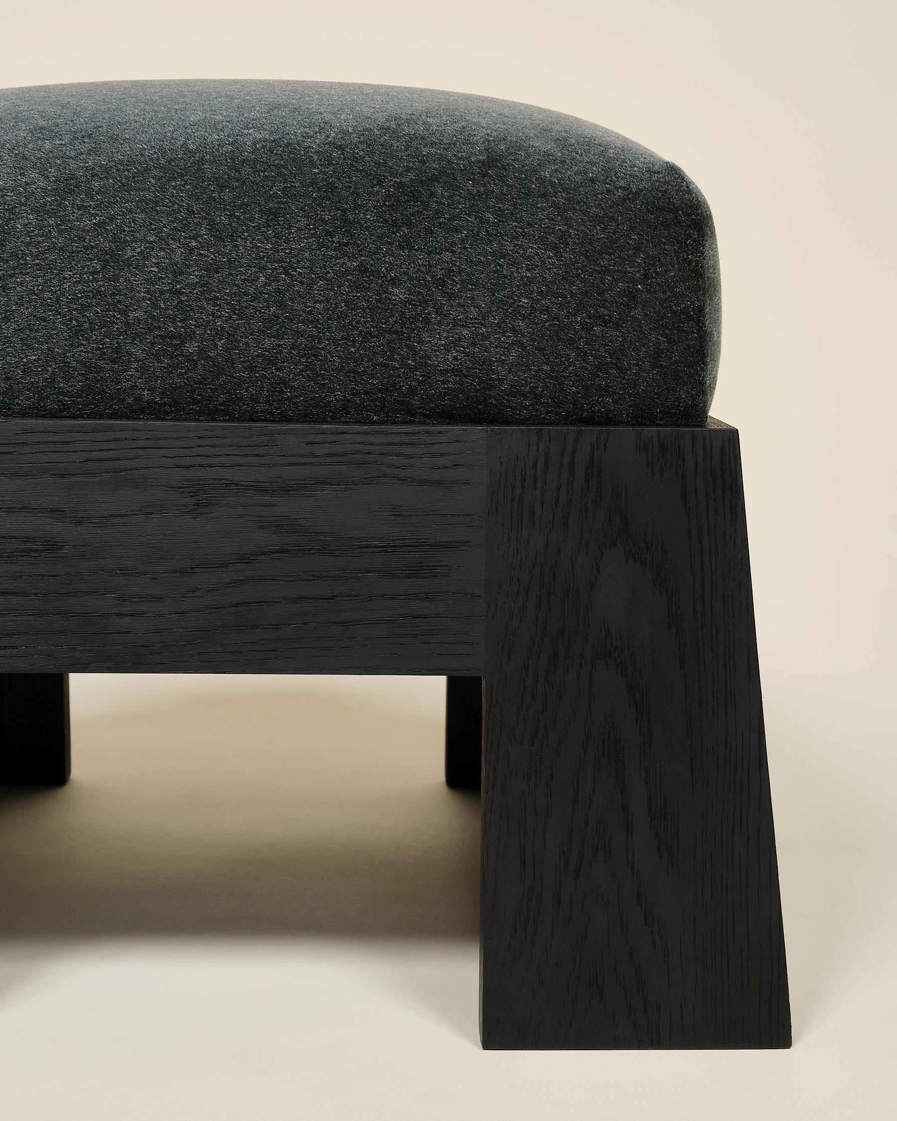 Fait main Pouf Lith, de Lynnea Jean. En stock en vente