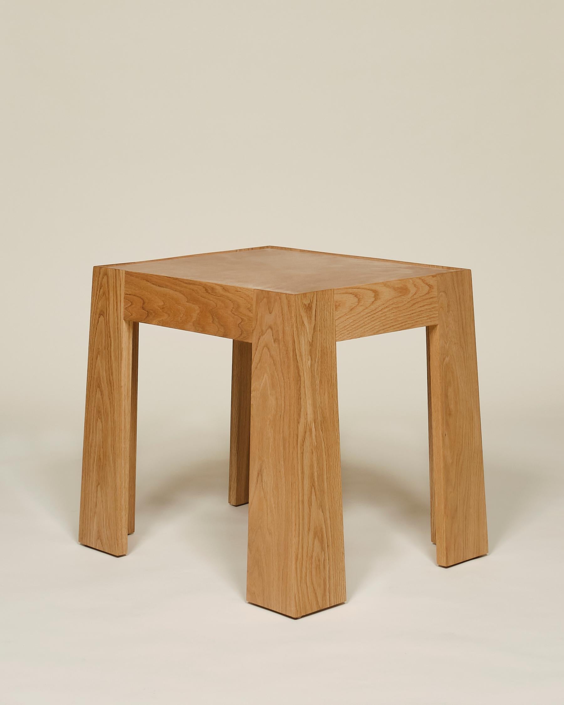 Moderne Table d'appoint Lith avec plateau en cuir, par Lynnea Jean en vente