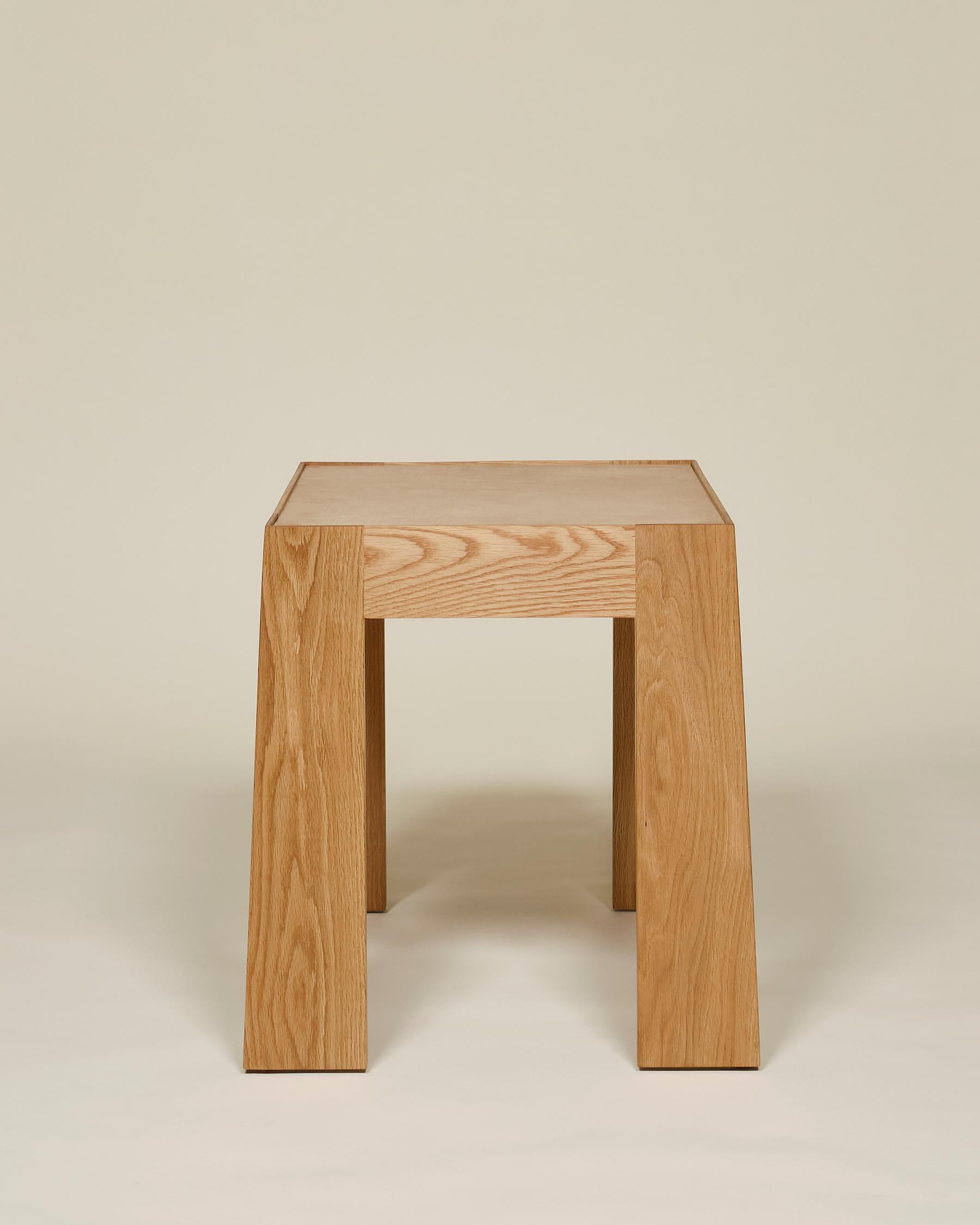 Américain Table d'appoint Lith avec plateau en cuir, par Lynnea Jean. En stock en vente