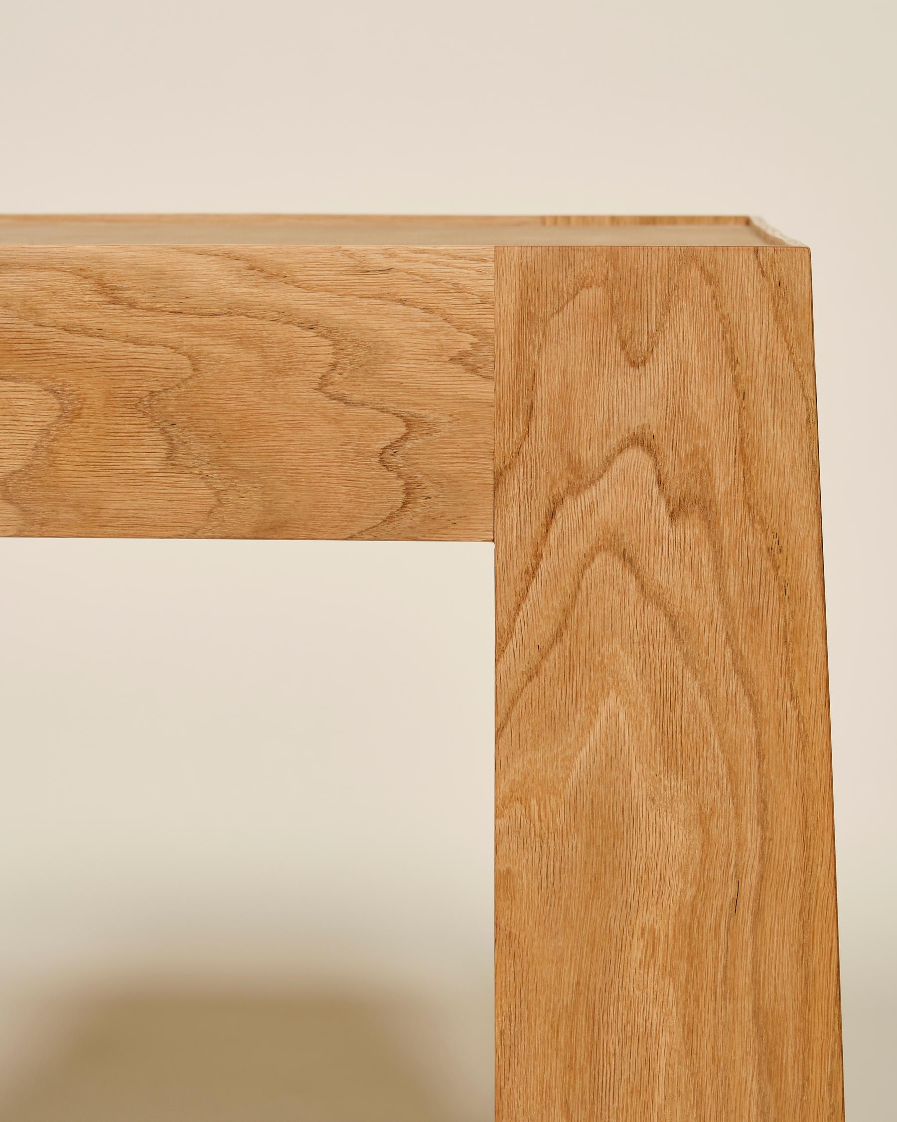 Fait main Table d'appoint Lith avec plateau en cuir, par Lynnea Jean. En stock en vente