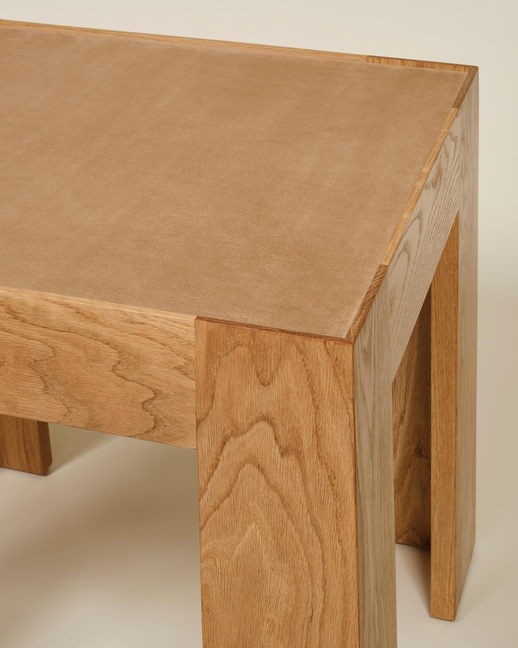 Table d'appoint Lith avec plateau en cuir, par Lynnea Jean. En stock Neuf - En vente à Aitkin, MN