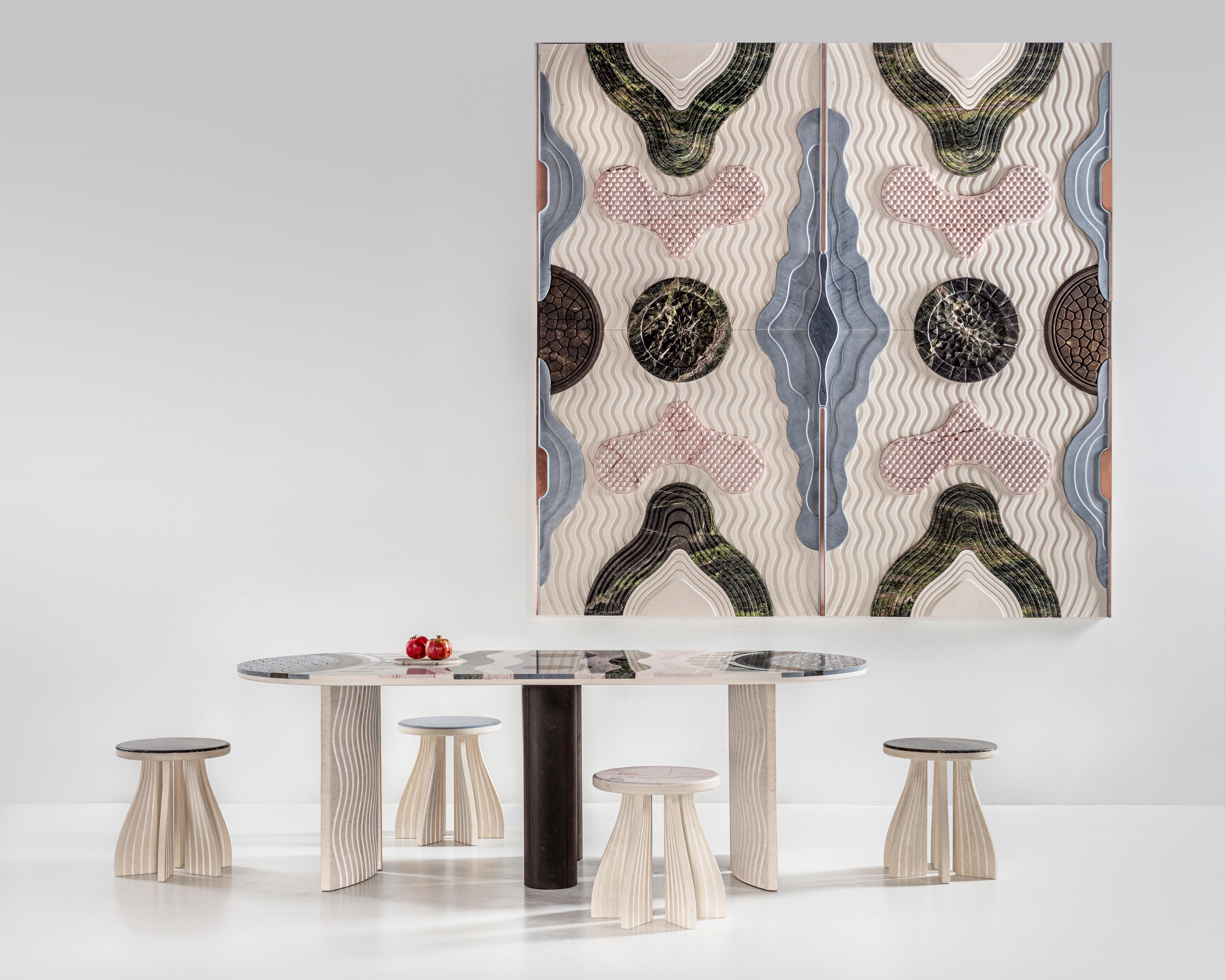 Cette table, présente un élégant plateau aux bords arrondis, rappelant les couleurs et la forme du célèbre lac issu d'un cratère volcanique. De la partie centrale aux bords extérieurs, le design reflète le lien entre la terre et la roche volcanique.