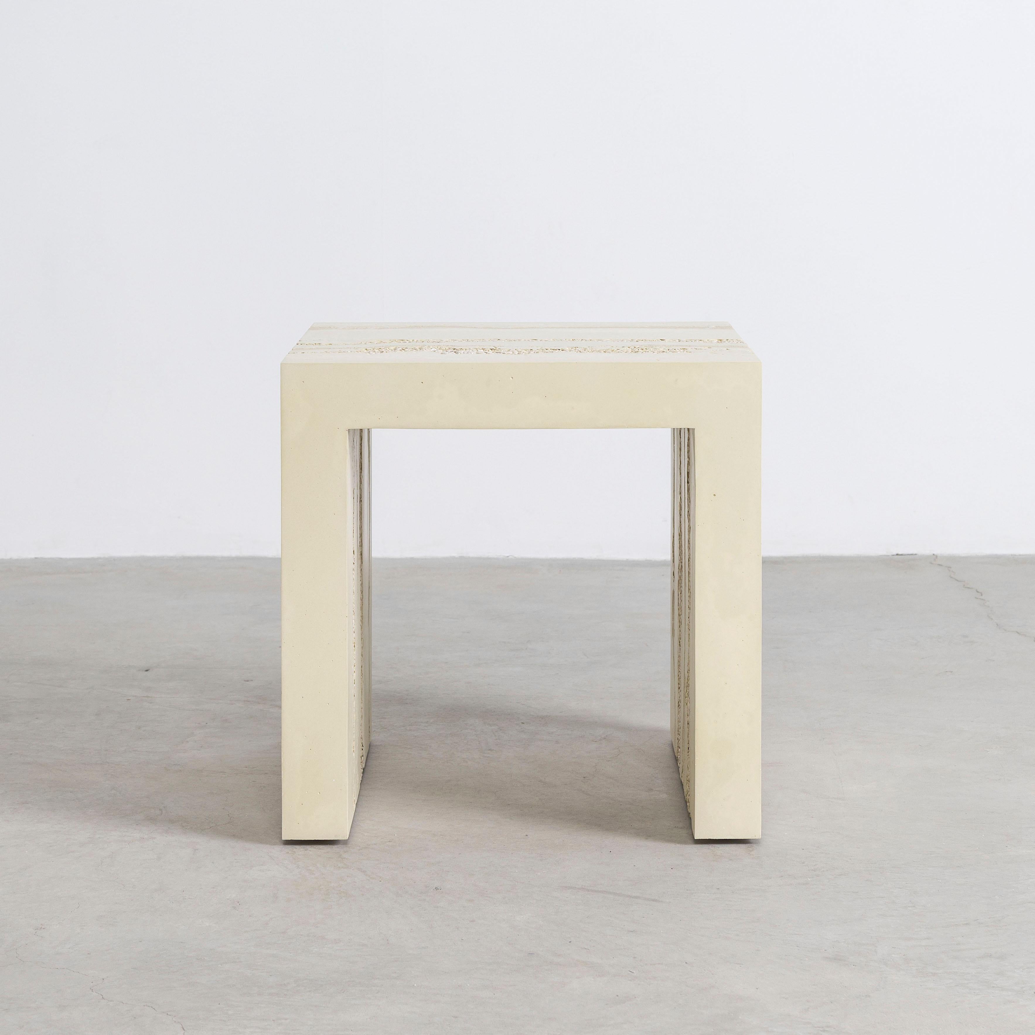 Mesa auxiliar lítica, cemento crema, porcelana y arena tostada de Fernando Mastrangelo en venta 3