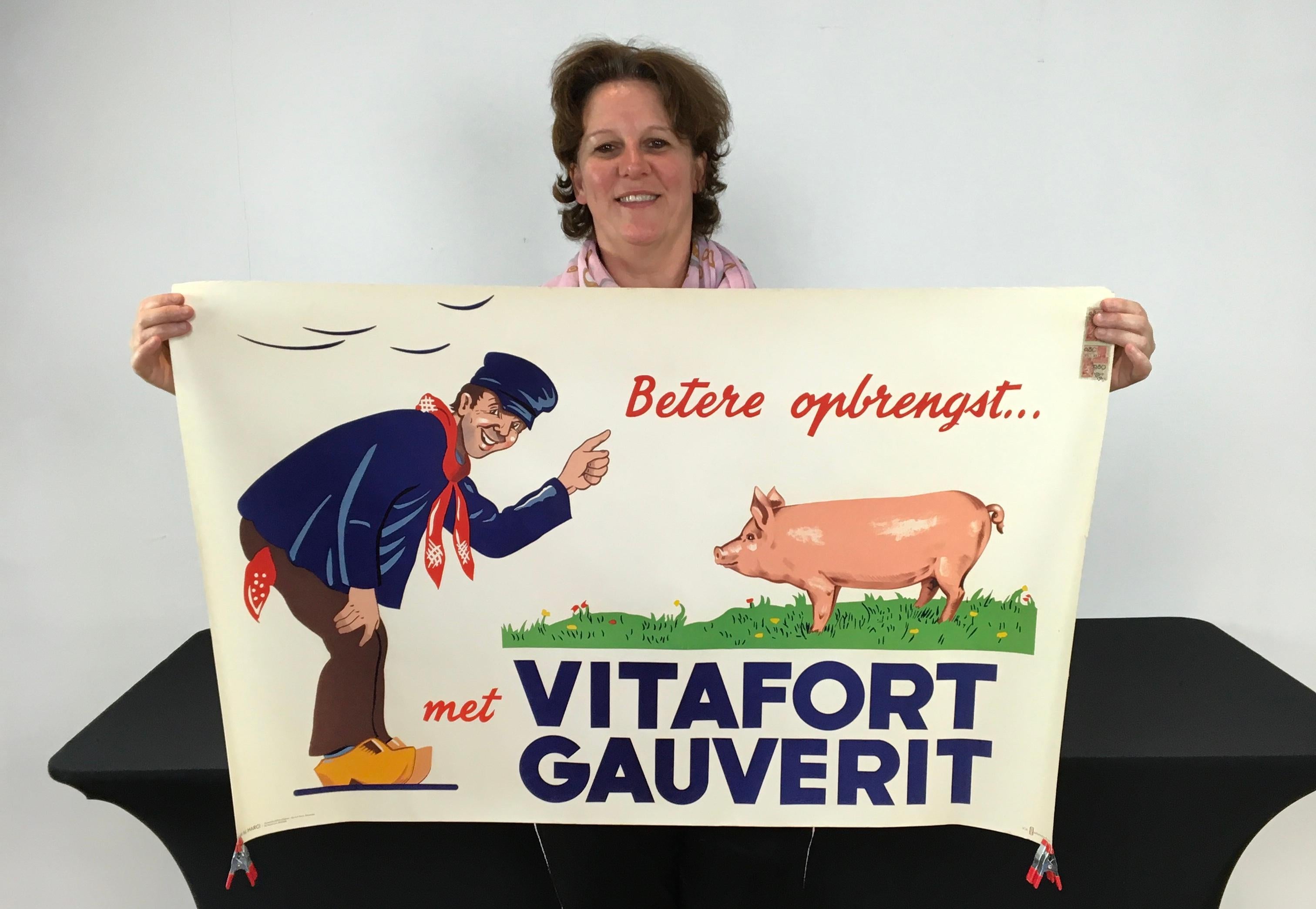 1950er-Jahre-Litho-Poster mit Bauer und Schwein. 
Mitte des Jahrhunderts entworfenes lithografisches Werbeplakat 
für Vitafort Gauverit Rinderfutter. 
Eine Papieraffiche mit dem Motiv eines Bauern in typischer Kleidung, einem rot-weißen Schal und