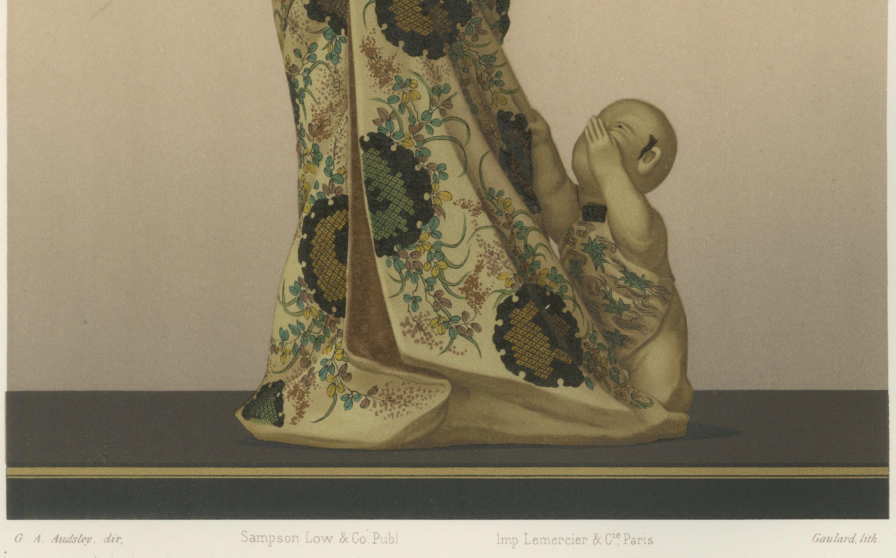Titolo: Figurina giapponese di donna e bambino - Piastra VII, sezione VIII

Descrizione: Una bellissima litografia che raffigura una donna giapponese con un kimono tradizionale ornato da intricati motivi floreali e geometrici. Si appoggia con