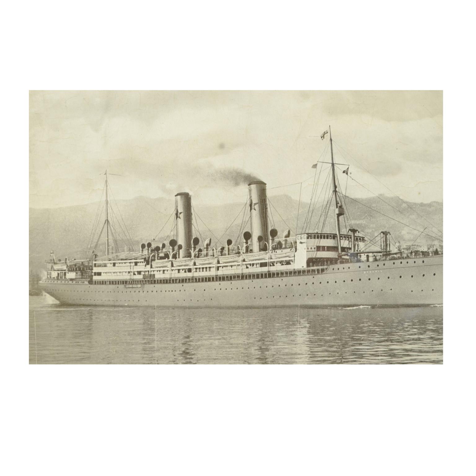 Bois Impression nautique ancienne des années 1930 représentant un navire océanique par Adolfo Barabino Genova en vente