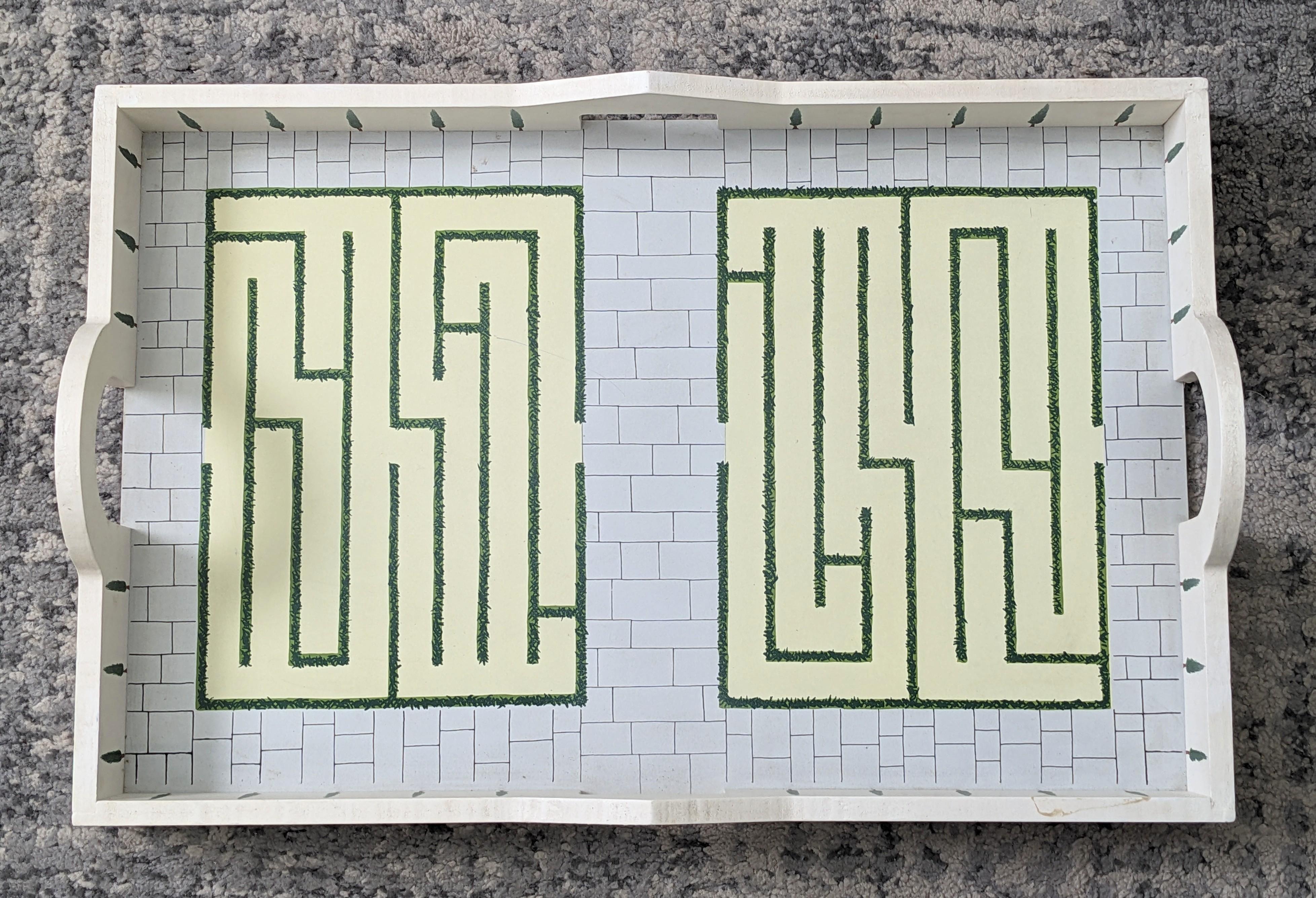 Charmantes lithographiertes Palladian Garden Maze Tablett von Justin Terzi für Swid Powell aus bedrucktem Harz auf einem leichten Holzsockel. Tablett 23