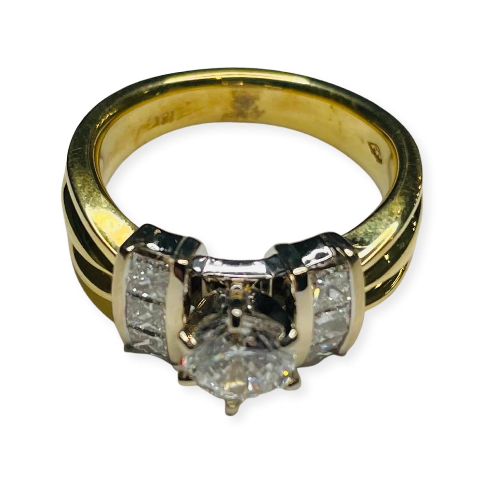 Lithos Bague de fiançailles en or blanc et jaune 18 carats et diamants en vente 1
