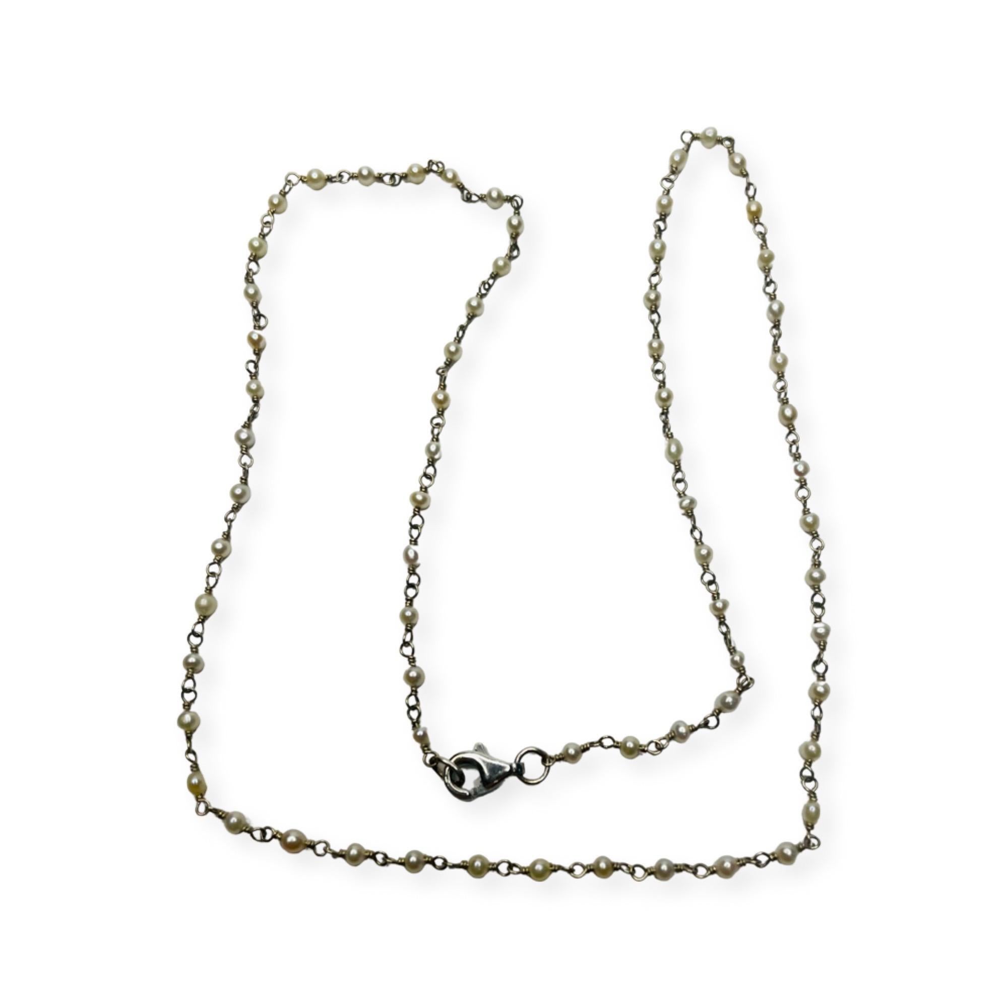Lithos 18K Weißgold 2,0 mm Saatgut  Perlenkette.   Die 2,0 mm großen japanischen Akoya-Perlen sind gebohrt und mit 18-karätigem Draht verbunden. Durch die Perle wird ein gerader Draht gezogen, der an beiden Enden verdreht und mit einem Ring
