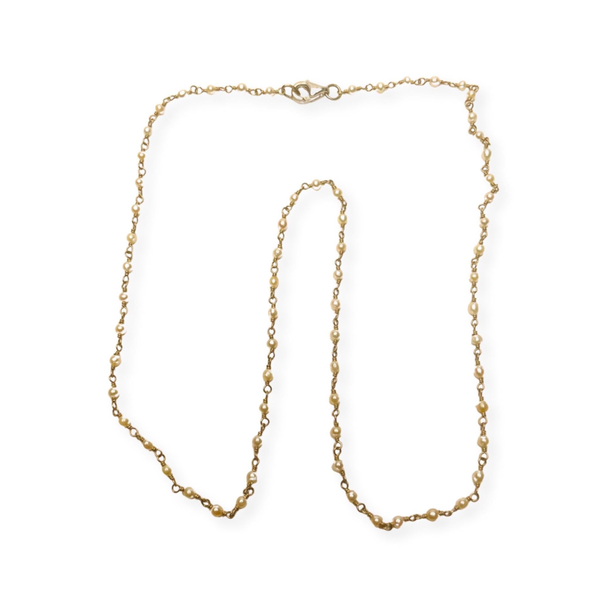 Lithos Halskette aus 18 Karat Weißgold mit Saatperlen (Zeitgenössisch) im Angebot