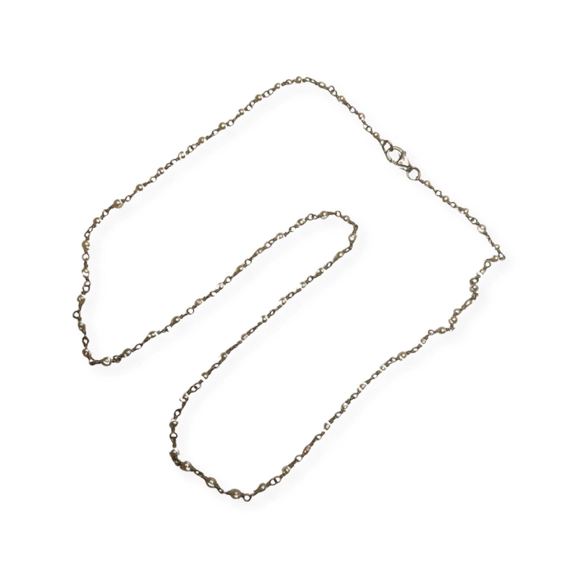 Lithos Halskette aus 18 Karat Weißgold mit Saatperlen (Rundschliff) im Angebot