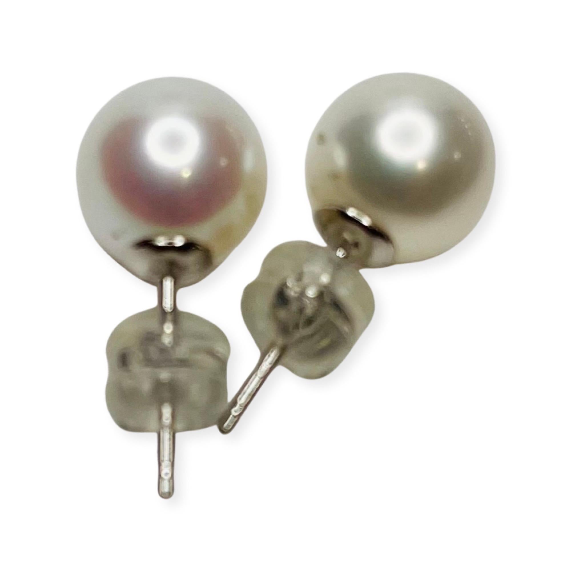 Boucles d'oreilles en or blanc 18 carats avec perles d'eau douce de culture Lithos. Les perles font 8,0-8,5 mm. Elles sont rondes, avec de très légères imperfections et un lustre élevé. Ce sont des boucles d'oreille. Ils ont un dos en or 14KW
