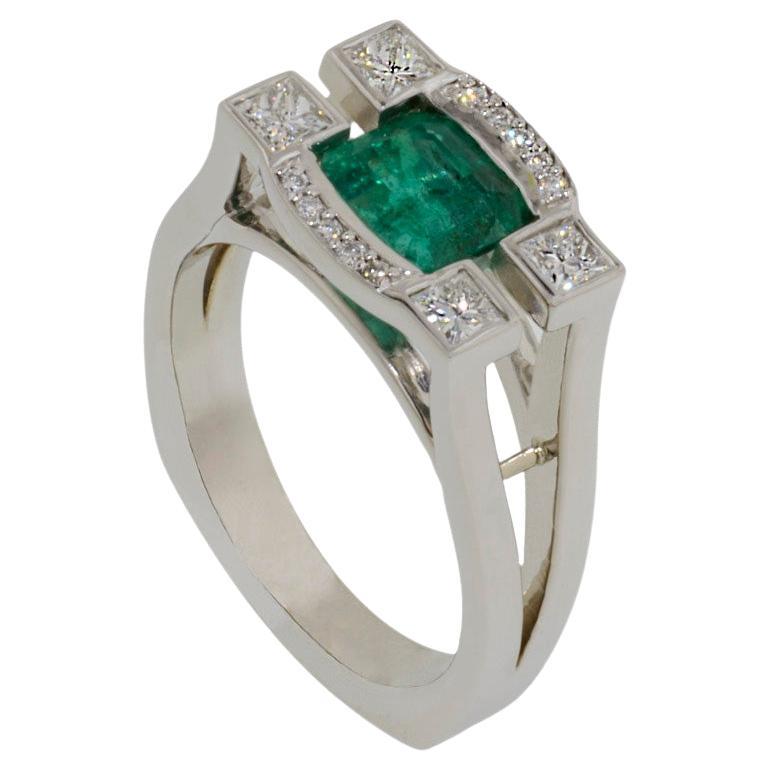18 Karat Weißgold Diamant-Smaragd-Ring mit Leuchtturm im Angebot