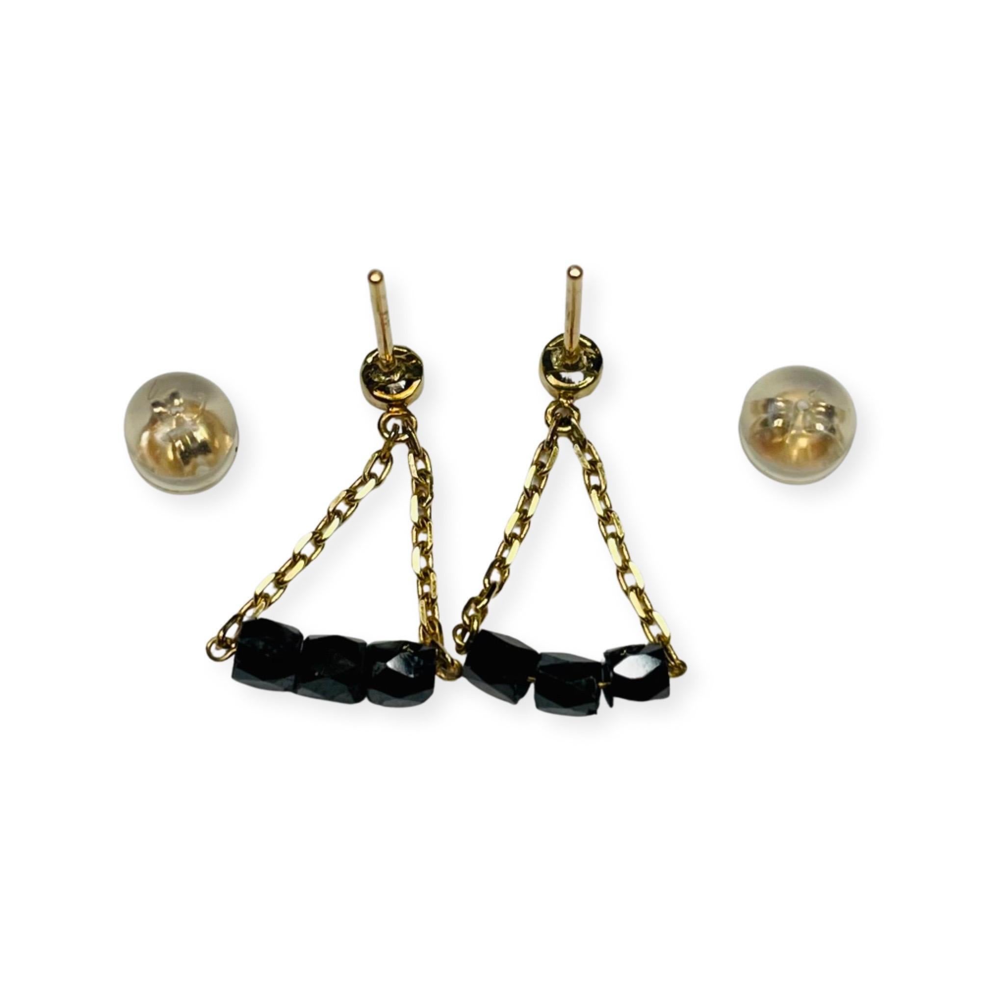 Contemporary Lithos 18K Yellow Gold Black Diamond Faceted Barrel with White Diamond Studs For Sale