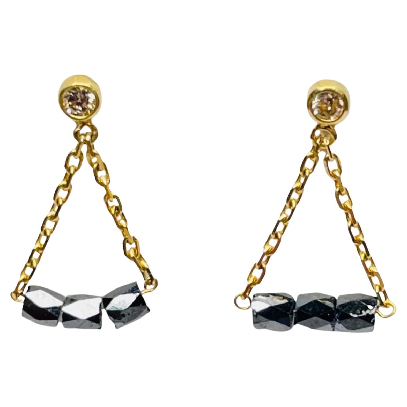 Lithos 18K Yellow Gold Black Diamond Faceted Barrel with White Diamond Studs For Sale