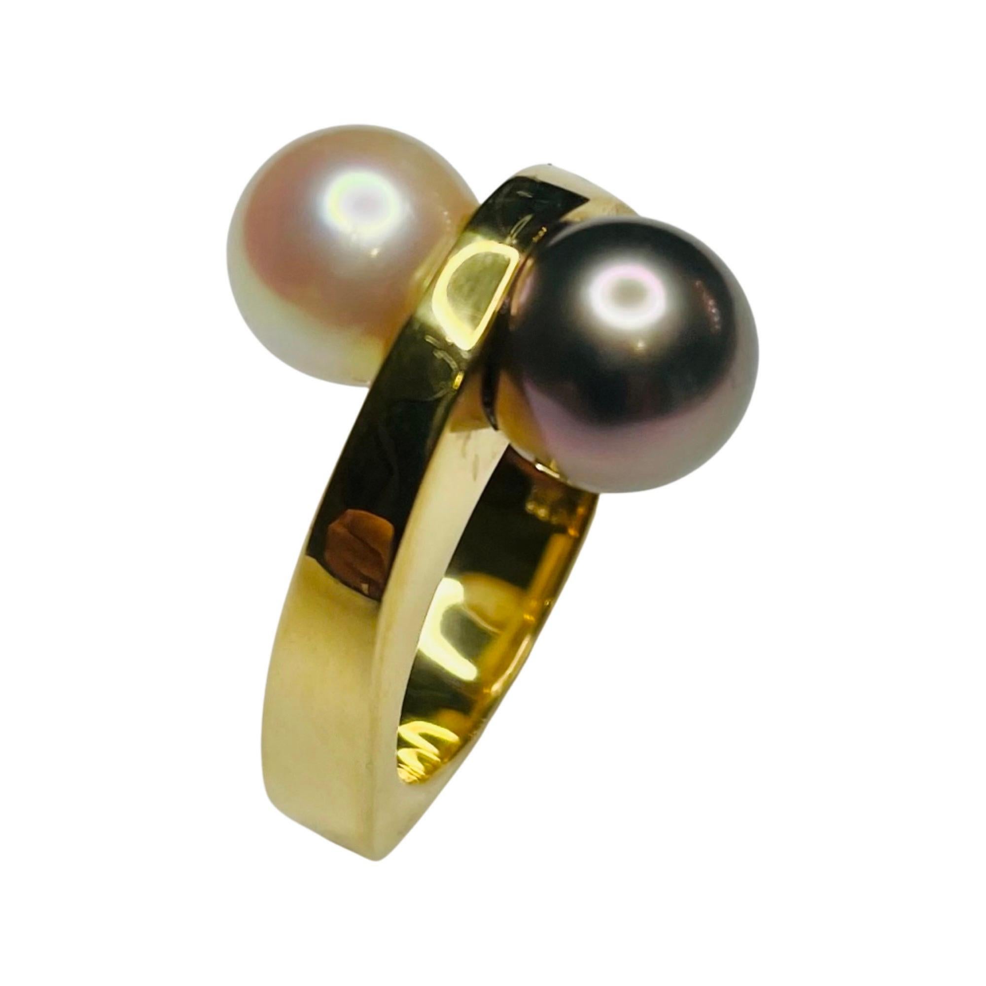 Ring aus 18 Karat Gelbgold mit schwarzer Tahiti-Zuchtperle und weißer Akoya-Perle (Zeitgenössisch) im Angebot