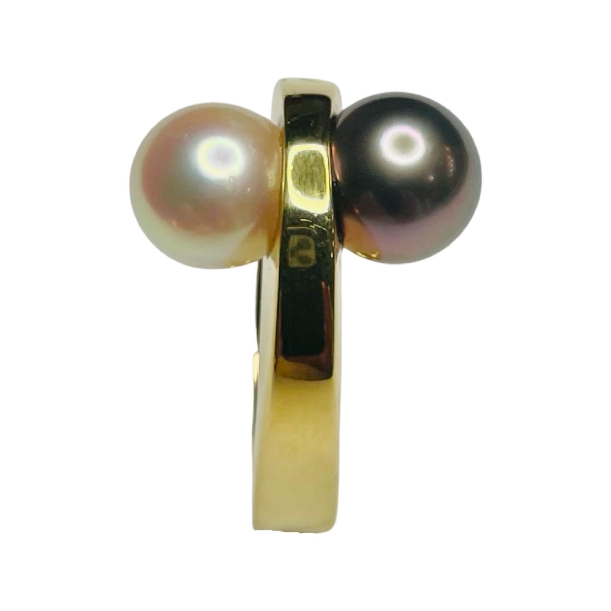Contemporary Lithos 18K Yellow Gold Cultured Black Tahitian Pearl and White Akoya Pearl Ring For Sale