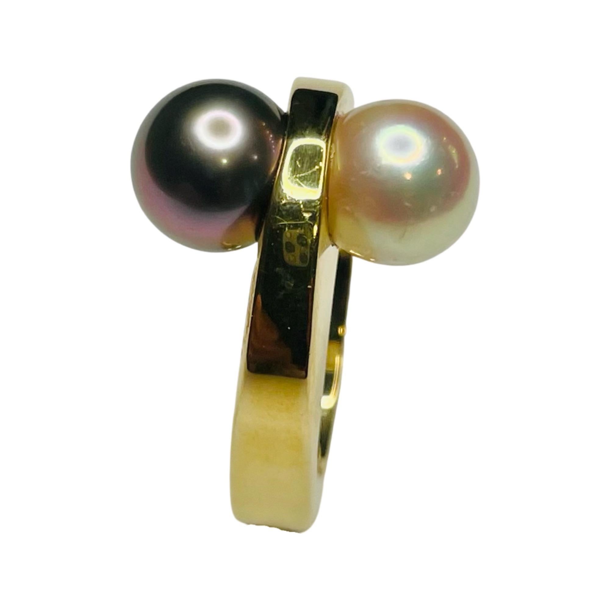 Lithos 18K Yellow Gold Cultured Black Tahitian Pearl and White Akoya Pearl Ring In New Condition For Sale In Kirkwood, MO