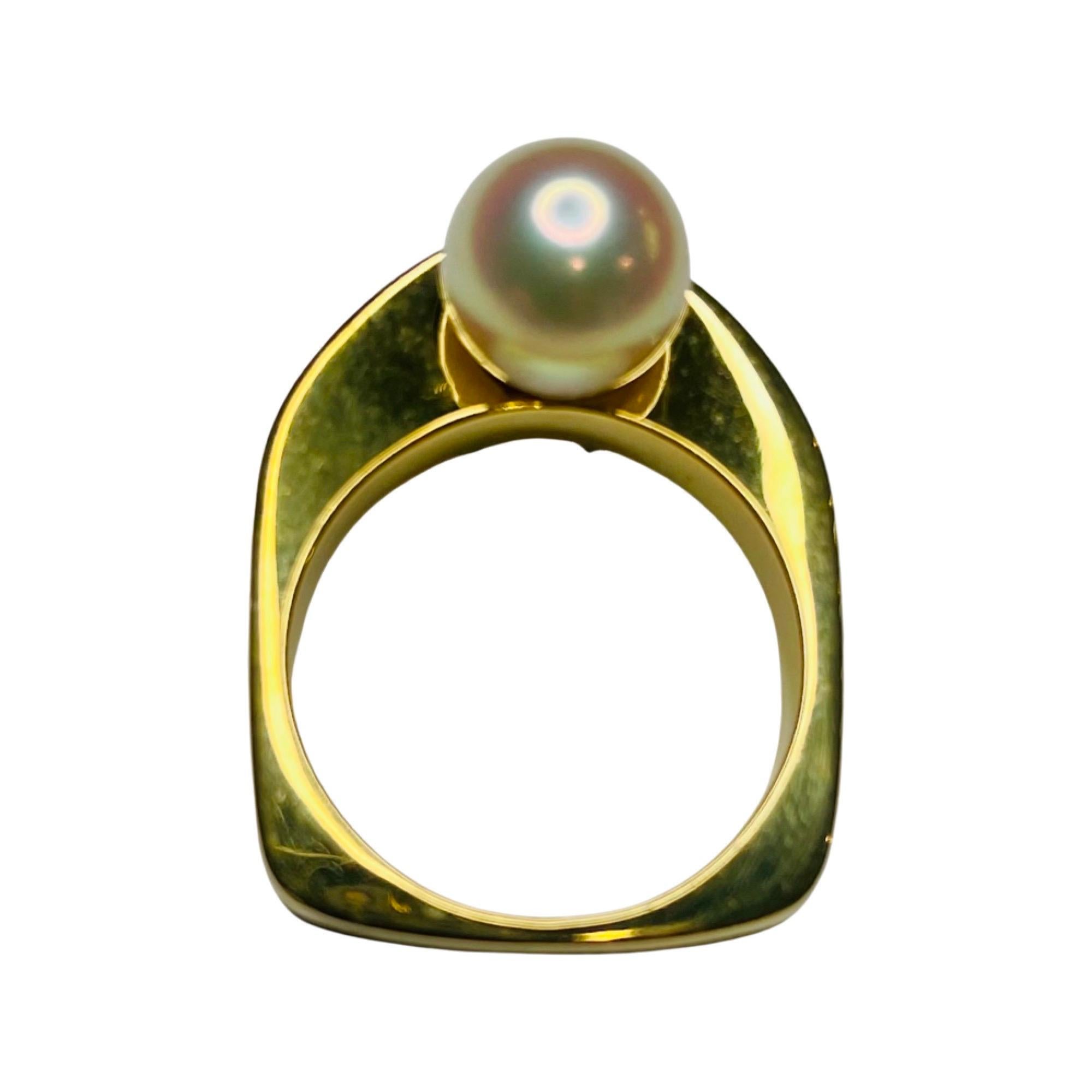 Lithos 18K Yellow Gold Cultured Black Tahitian Pearl and White Akoya Pearl Ring For Sale 1