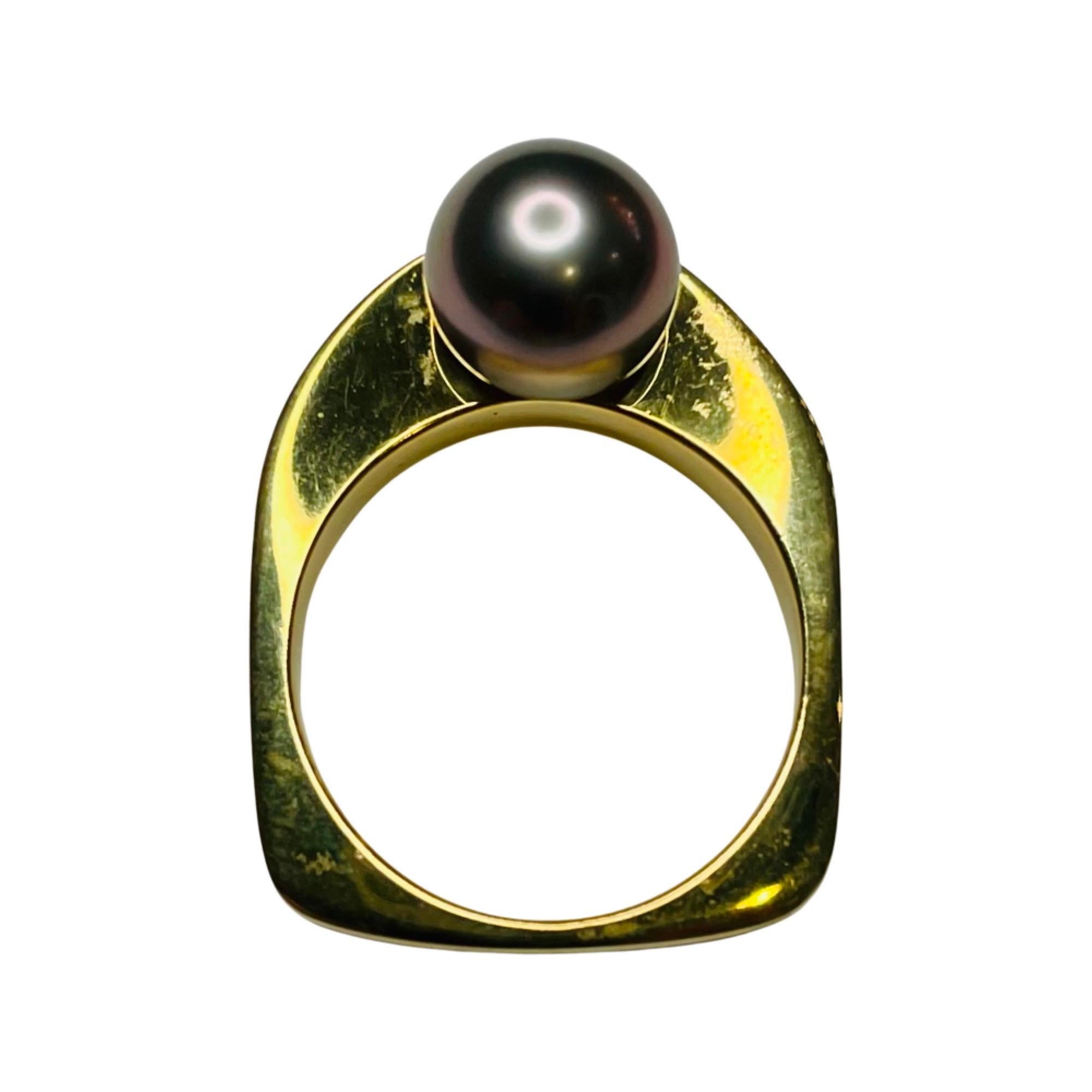 Lithos 18K Yellow Gold Cultured Black Tahitian Pearl and White Akoya Pearl Ring For Sale 2