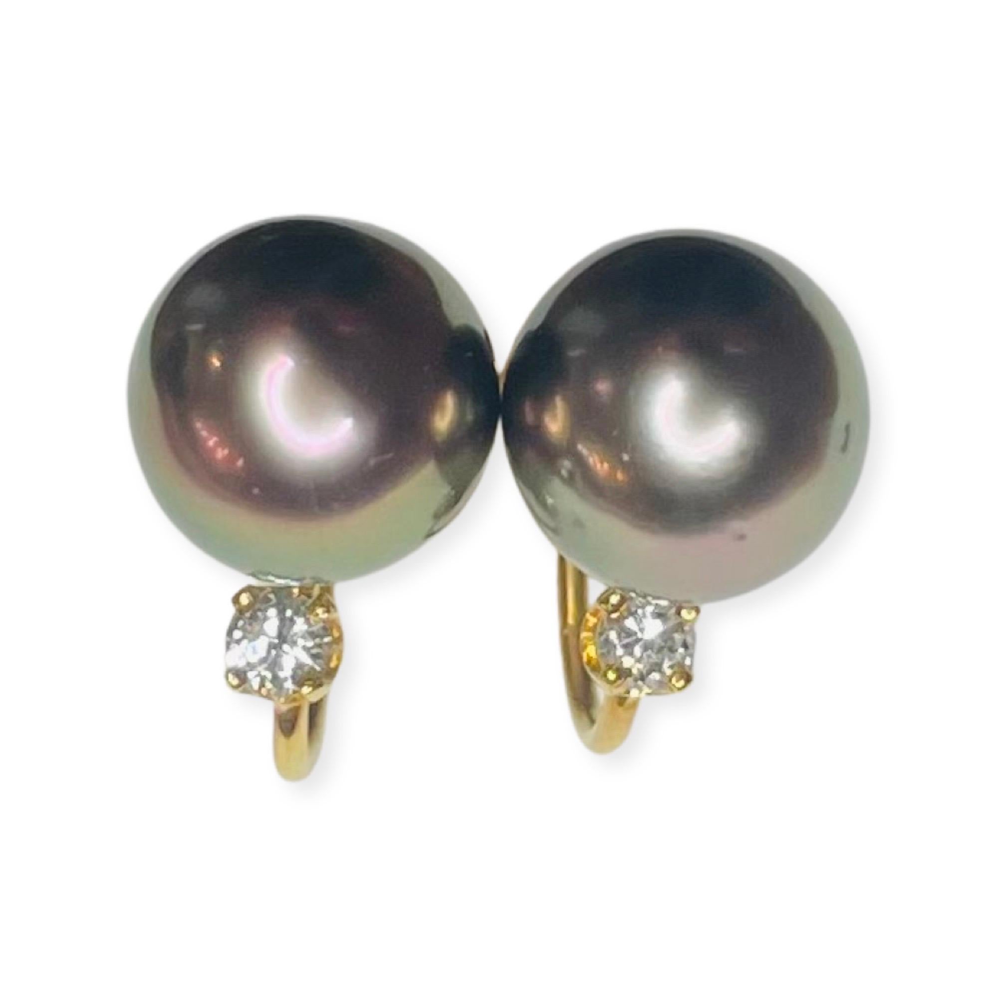 Round Cut Lithos 18K Yellow Gold Cultured Black Tahitian Pearl Screw Back Earrings For Sale
