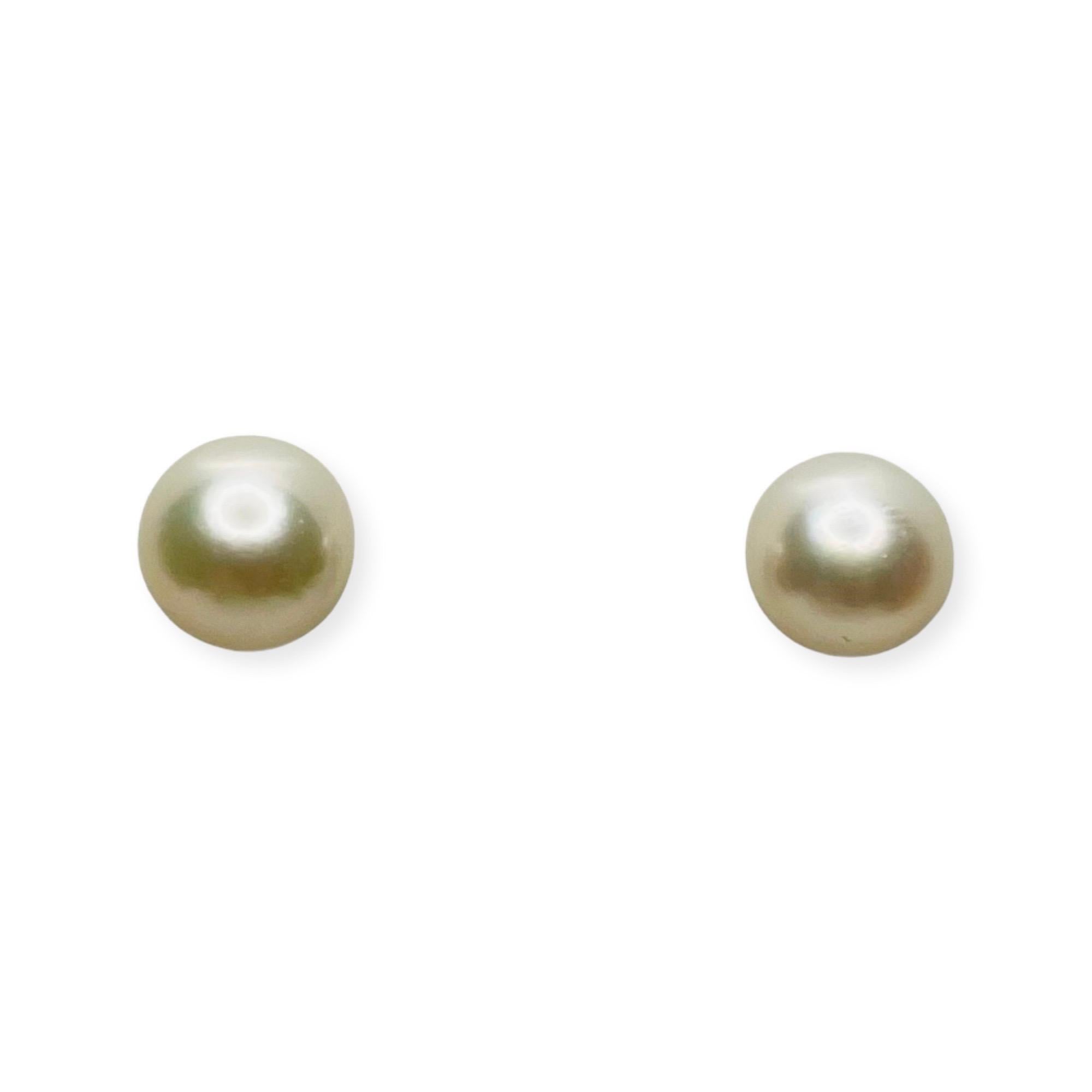 18K Gelbgold gezüchtete japanische Akoya-Perlen-Ohrringe. Die Perlen sind 7,5 mm - 8,0 mm groß.  Die Perlen sind rund mit leichten Fehlern und einem hohen Glanz.  Sie sind gut aufeinander abgestimmt. Sie haben einen rosigen Unterton. Es handelt sich