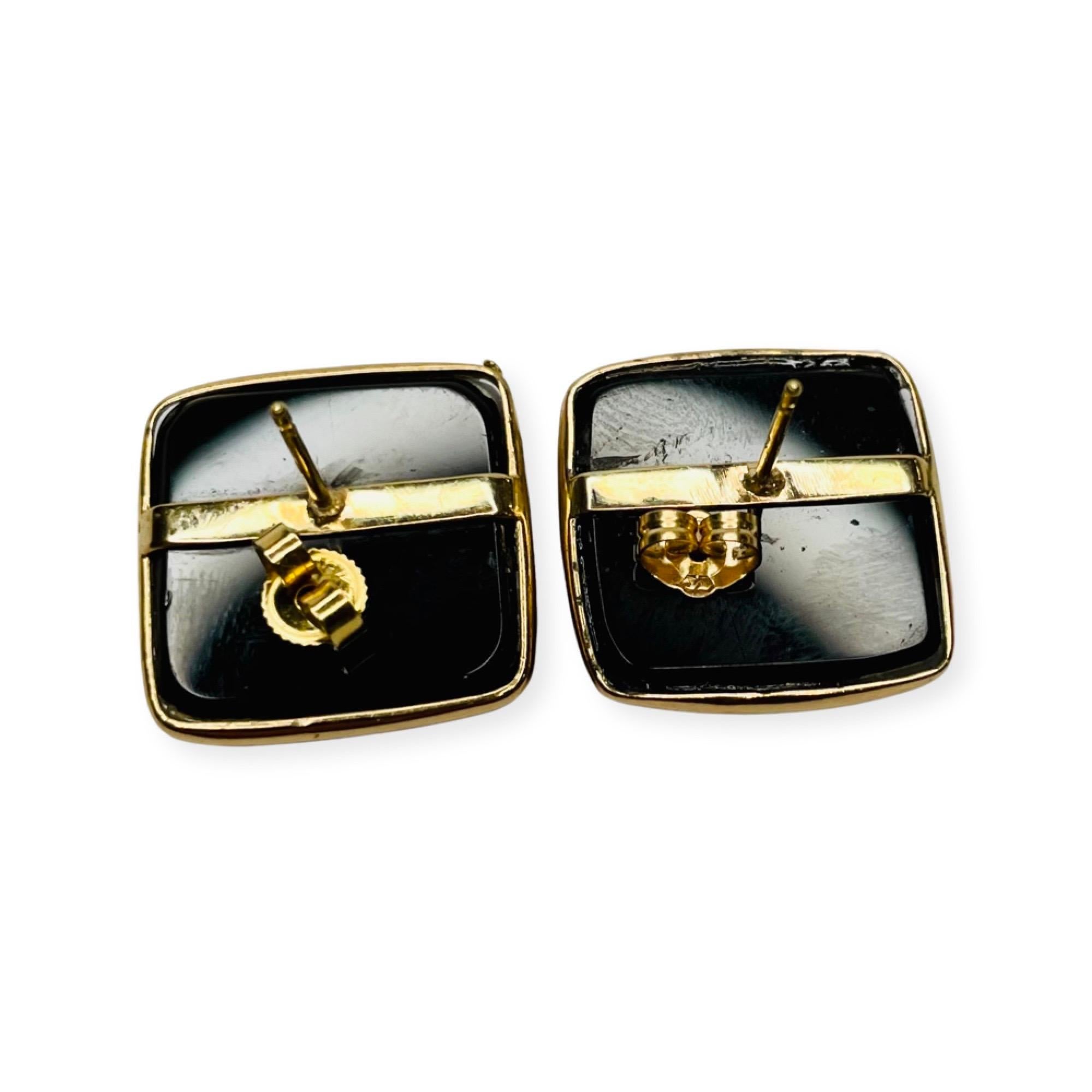 Lithos Ohrstecker aus 18 Karat Gelbgold mit Intarsien aus Onyx und Perlmutt (Carréeschliff) im Angebot