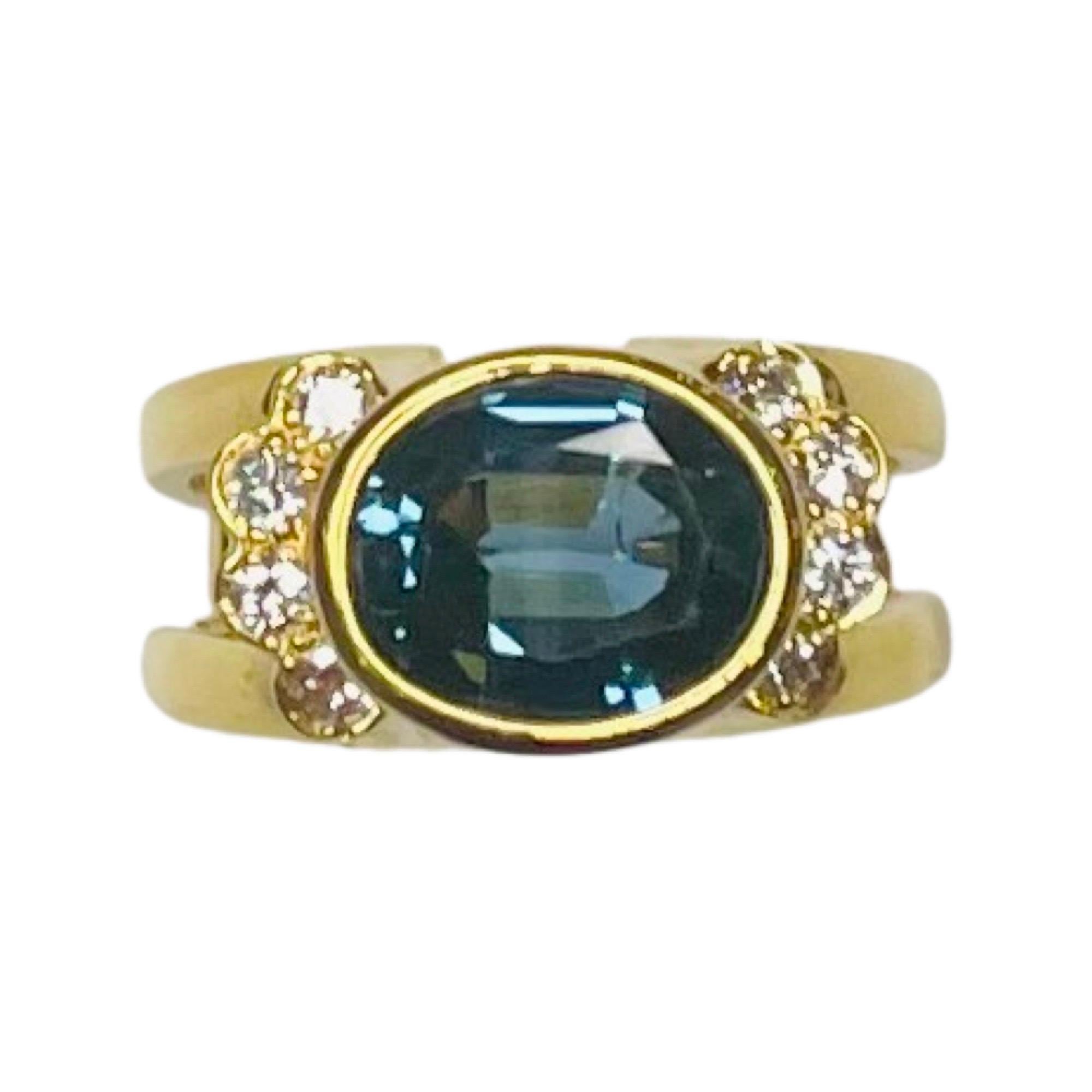 Contemporary Lithos 18K Yellow Gold Natural Sapphire and Diamond Ring For Sale