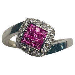 Ring aus 18 Karat Gold mit unsichtbar gefassten natürlichen rosa Saphiren und Diamanten