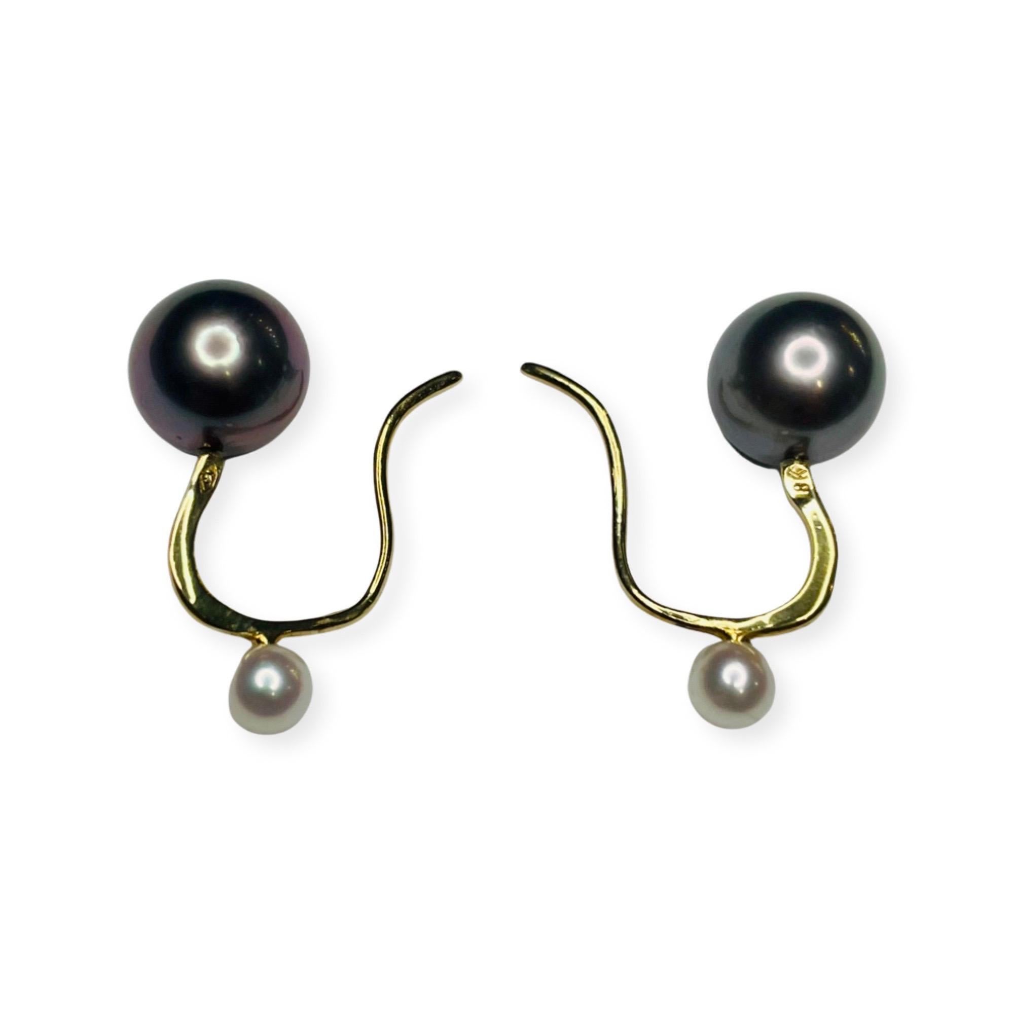 Contemporary Lithos 18KY Gold Cultured Black Tahitian & Akoya Pearl Earring For Sale
